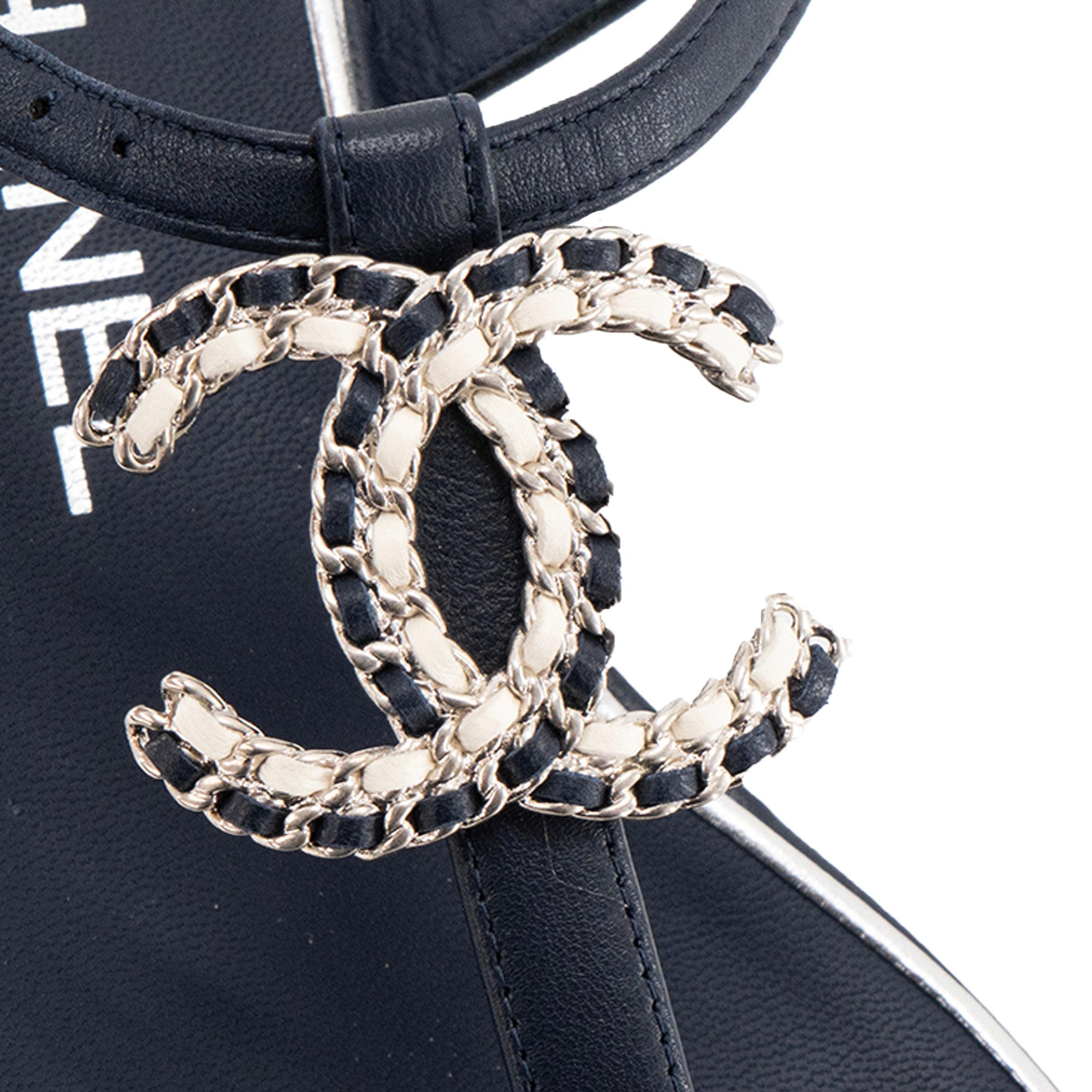 CHANEL - Sandales CC Chanel en cuir lisse bleu marine (T36C)