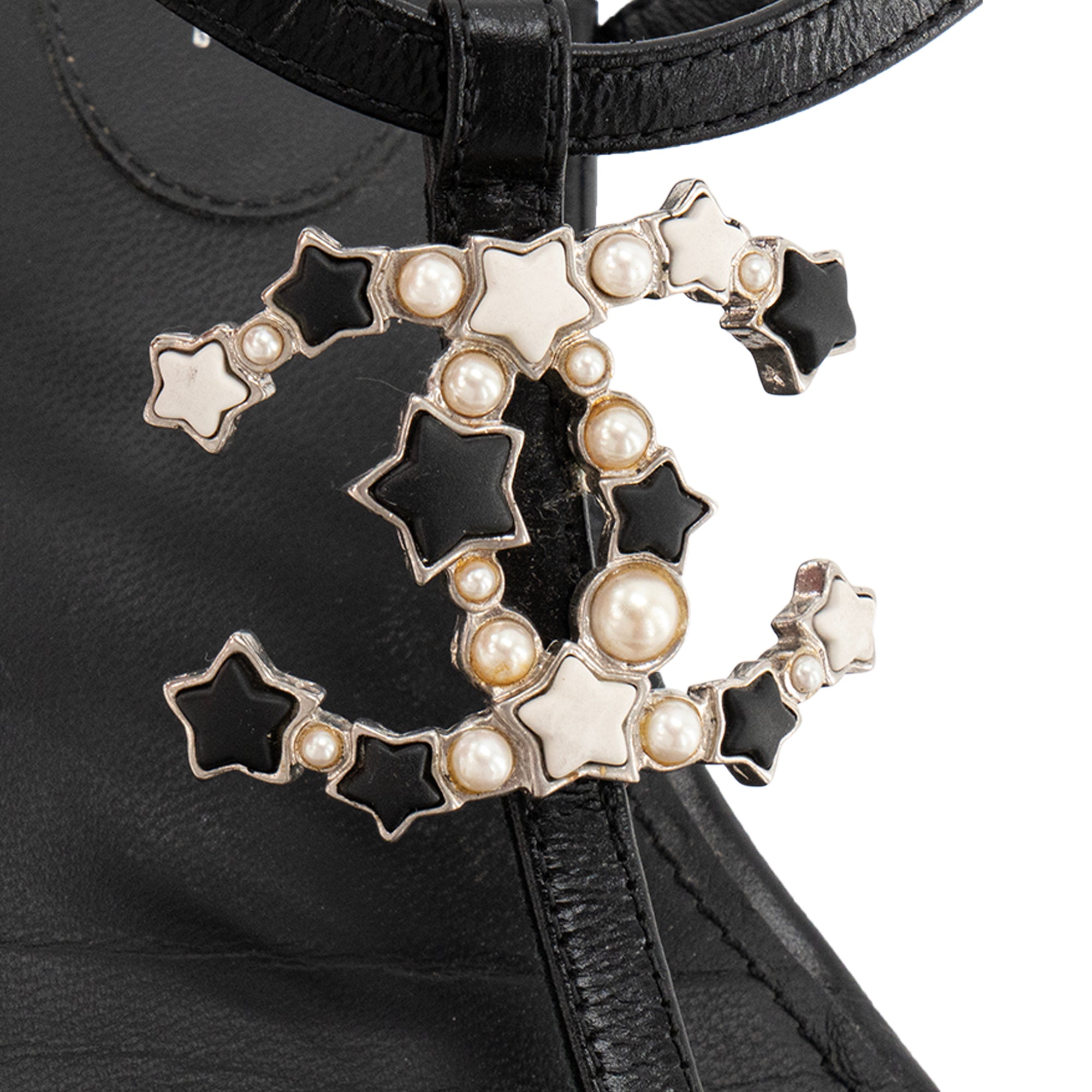 CHANEL - Sandales plates CC Chanel en cuir noir (T37,5)