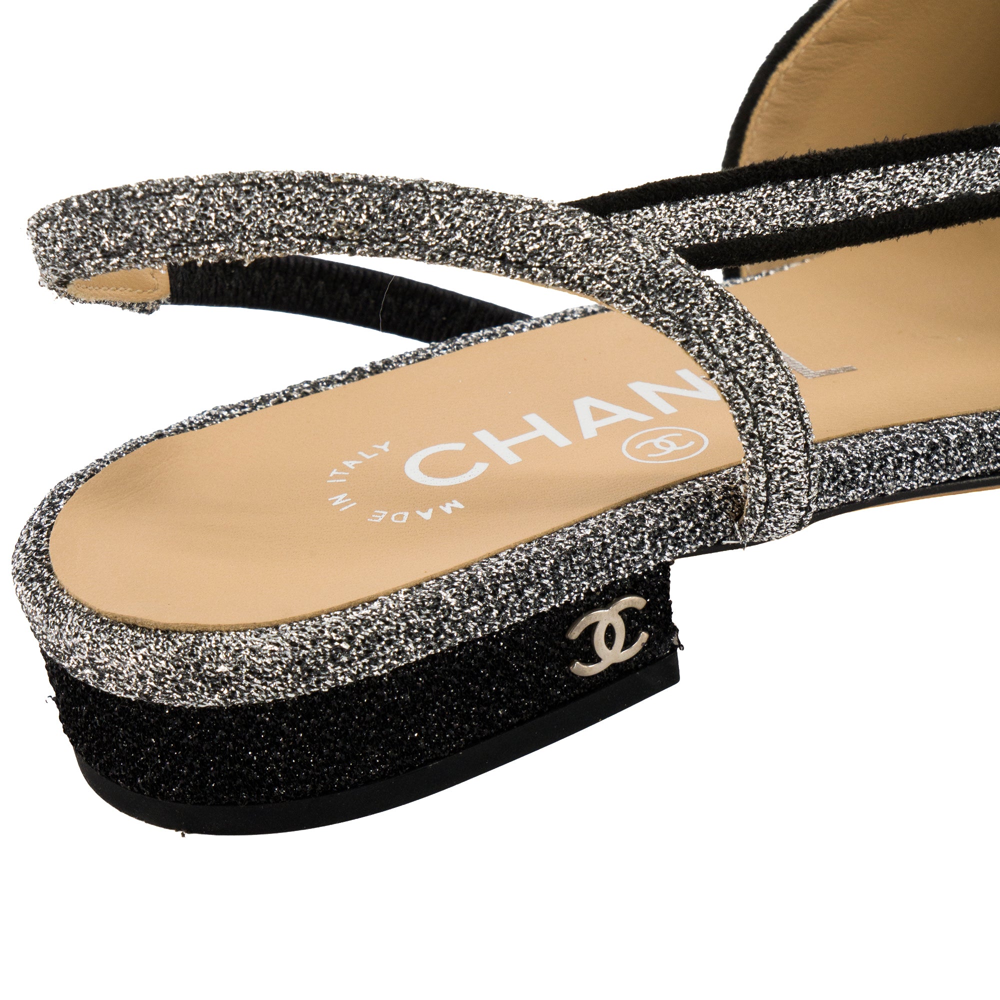 CHANEL - Sandales Slingback Chanel en toile pailletée argentée (T35,5)