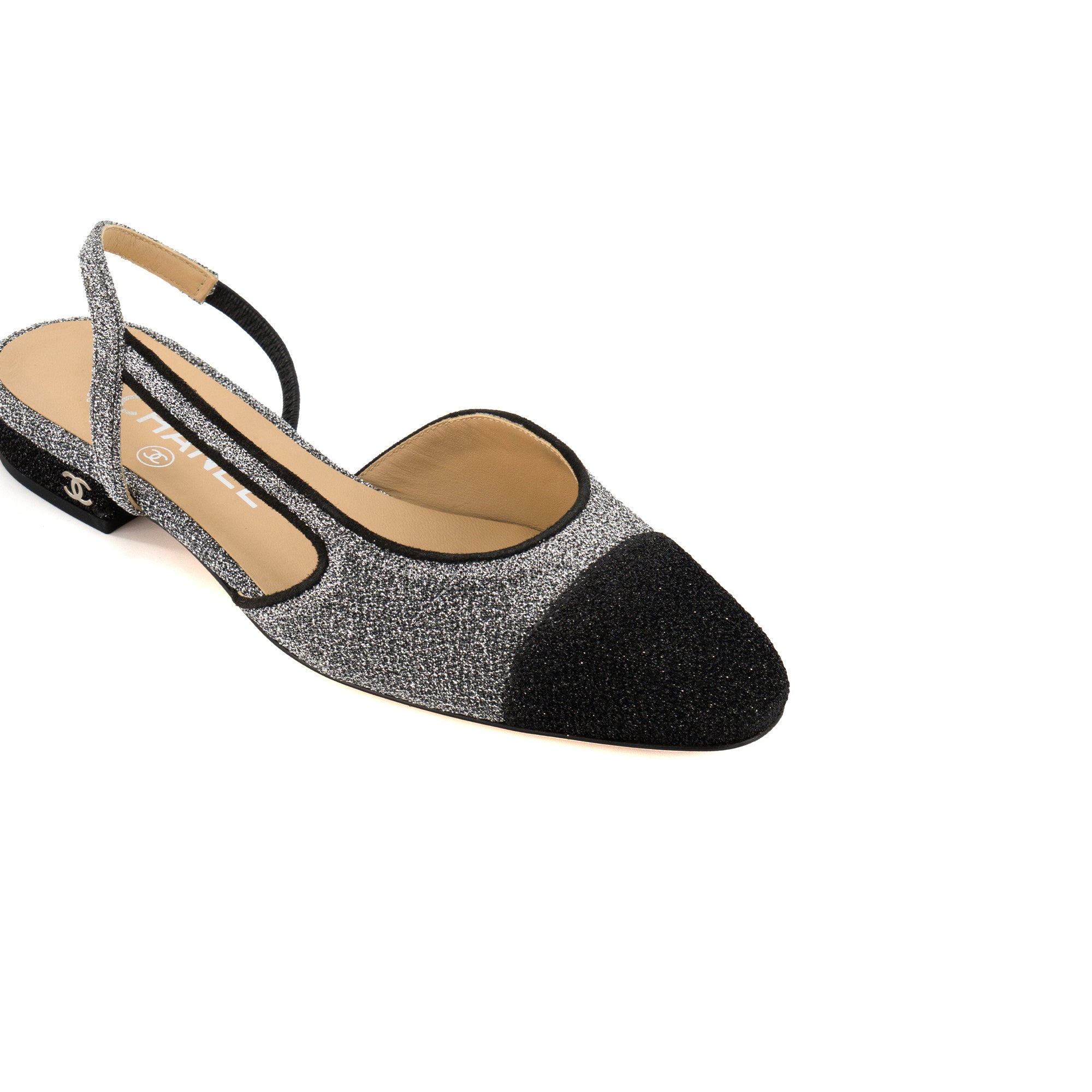 CHANEL - Sandales Slingback Chanel en toile pailletée argentée (T35,5)