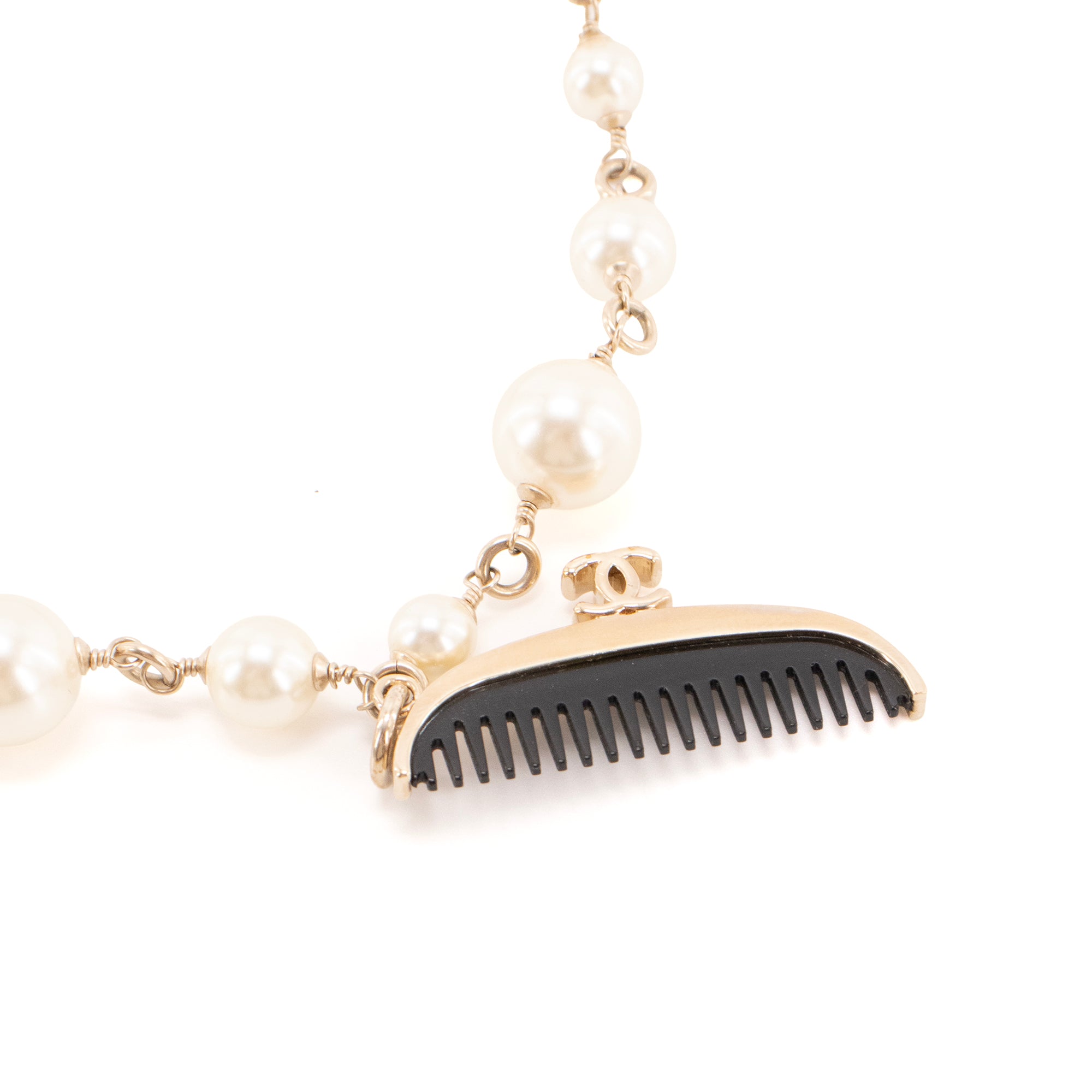 CHANEL - Chanel Cosmetics necklace in multicolored pearls