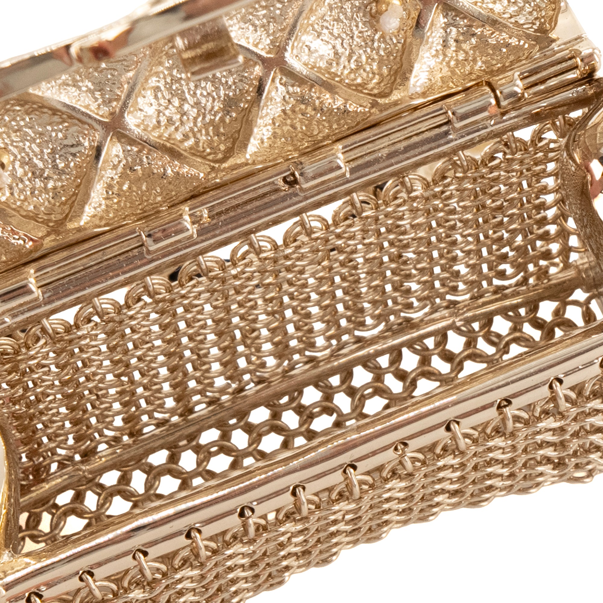 CHANEL - Sautoir Micro Bag Chanel en métal doré champagne