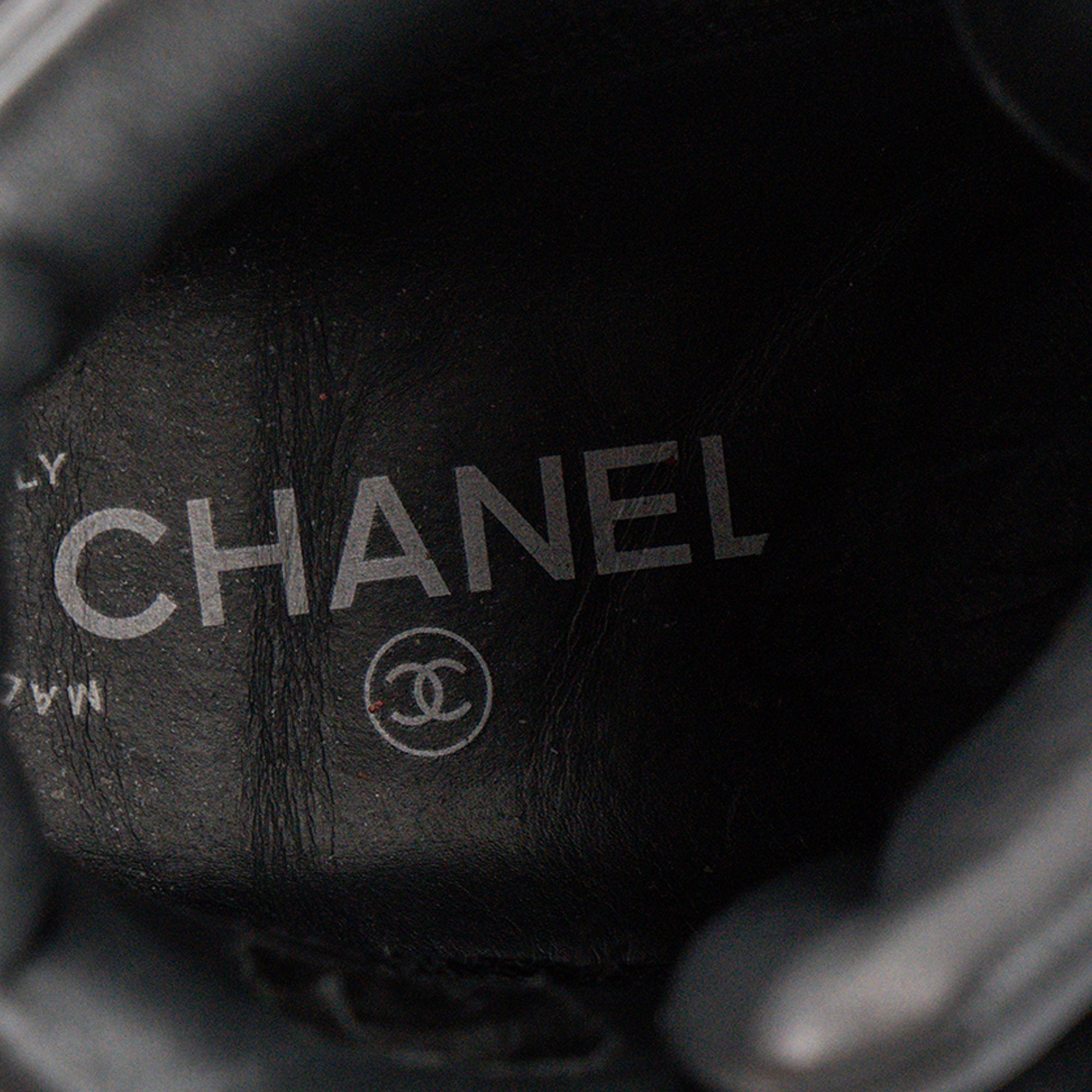 CHANEL - Sneakers Chanel en toile et cuir lisse noir (T37,5)