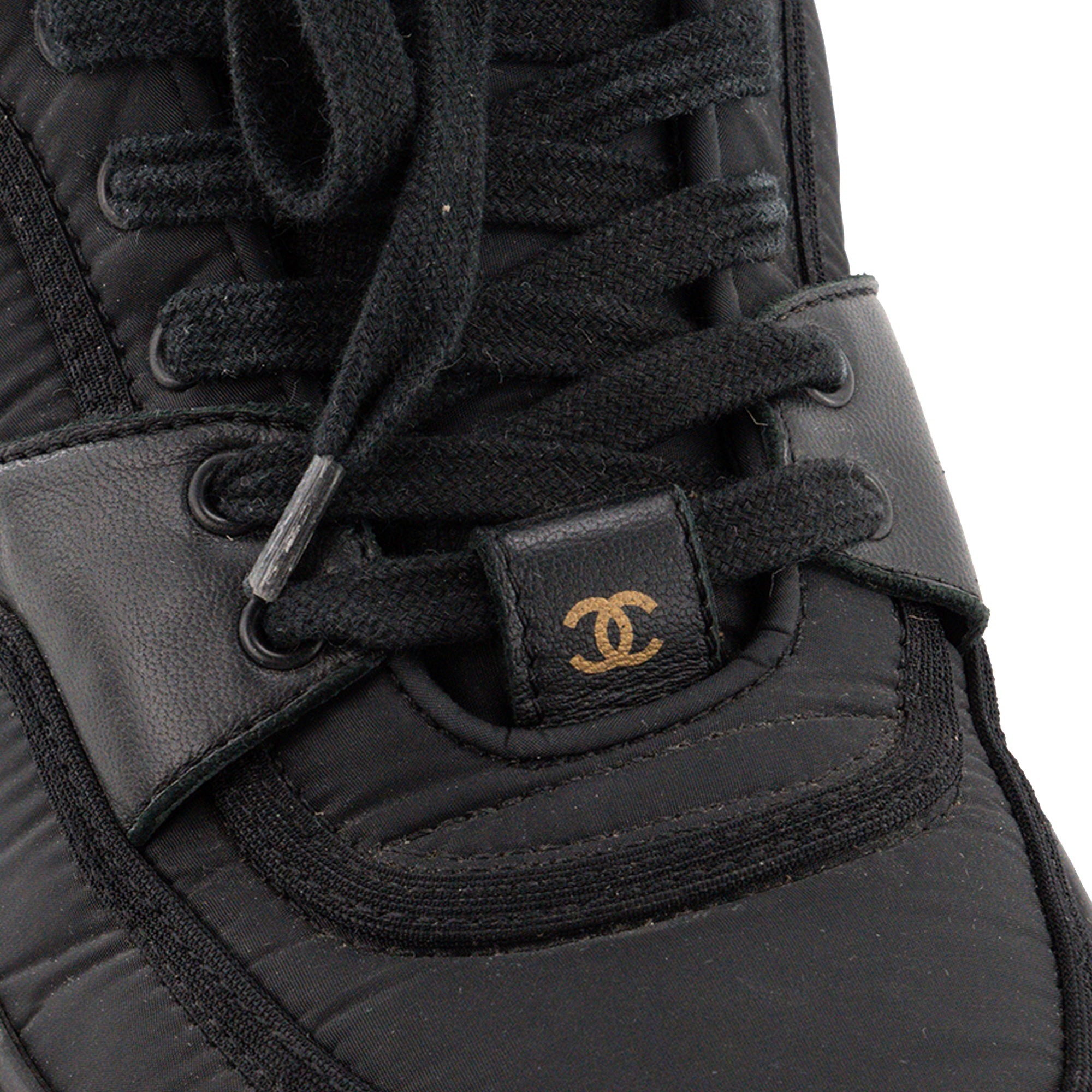 CHANEL - Sneakers Chanel en toile et cuir lisse noir (T37,5)