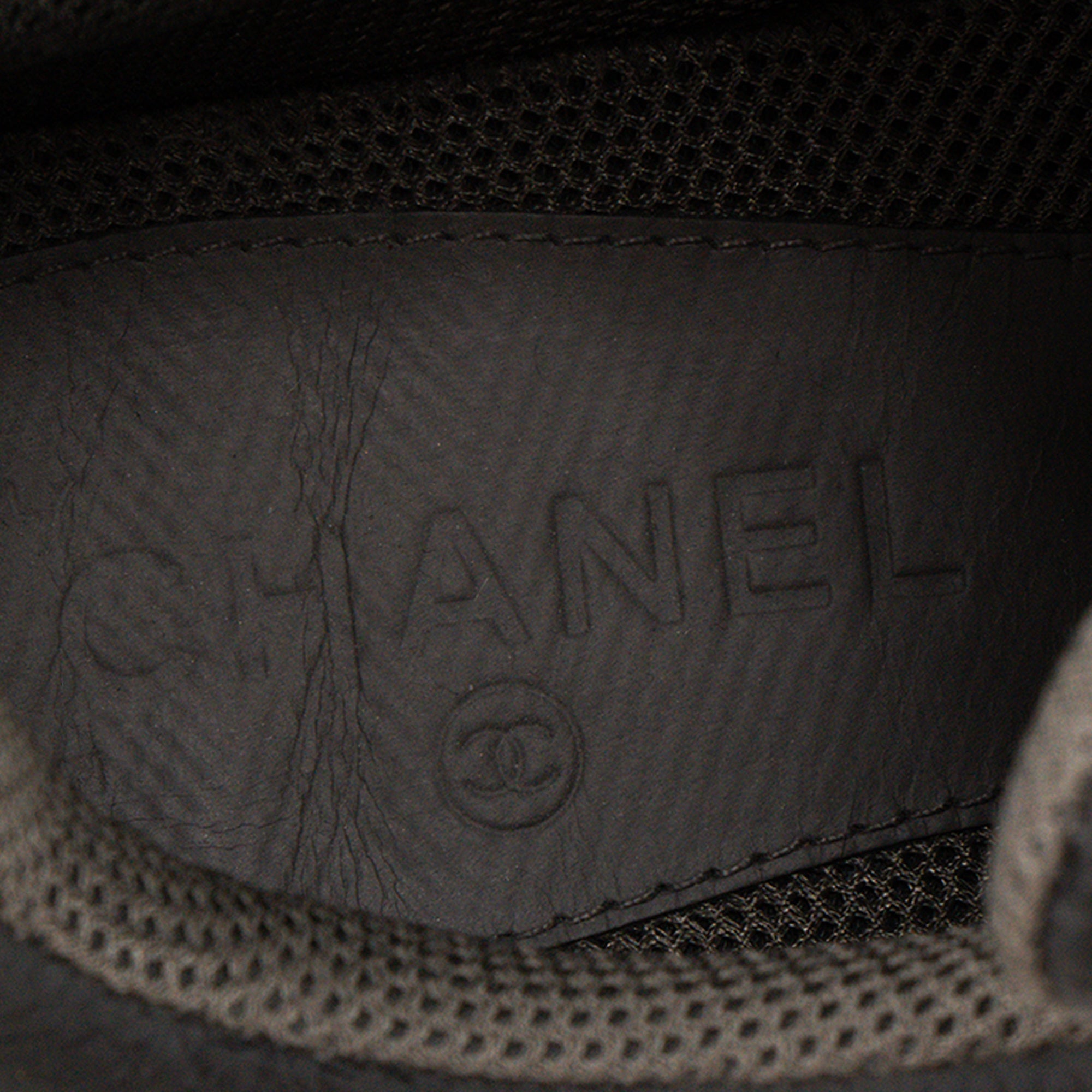 CHANEL - Sneakers CC Logo Chanel en cuir grainé noir et daim gris (T40,5)