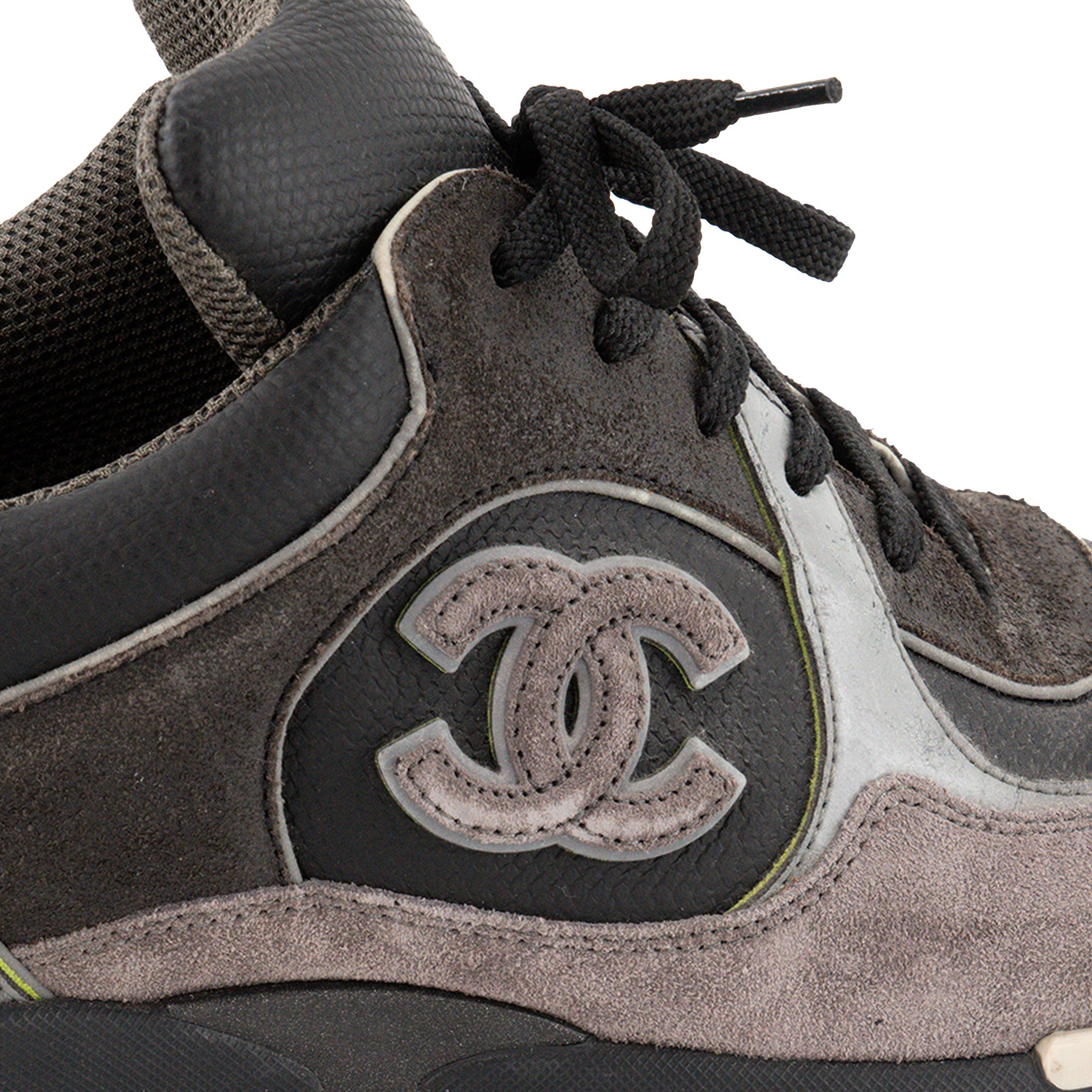 CHANEL - Sneakers CC Logo Chanel en cuir grainé noir et daim gris (T40,5)