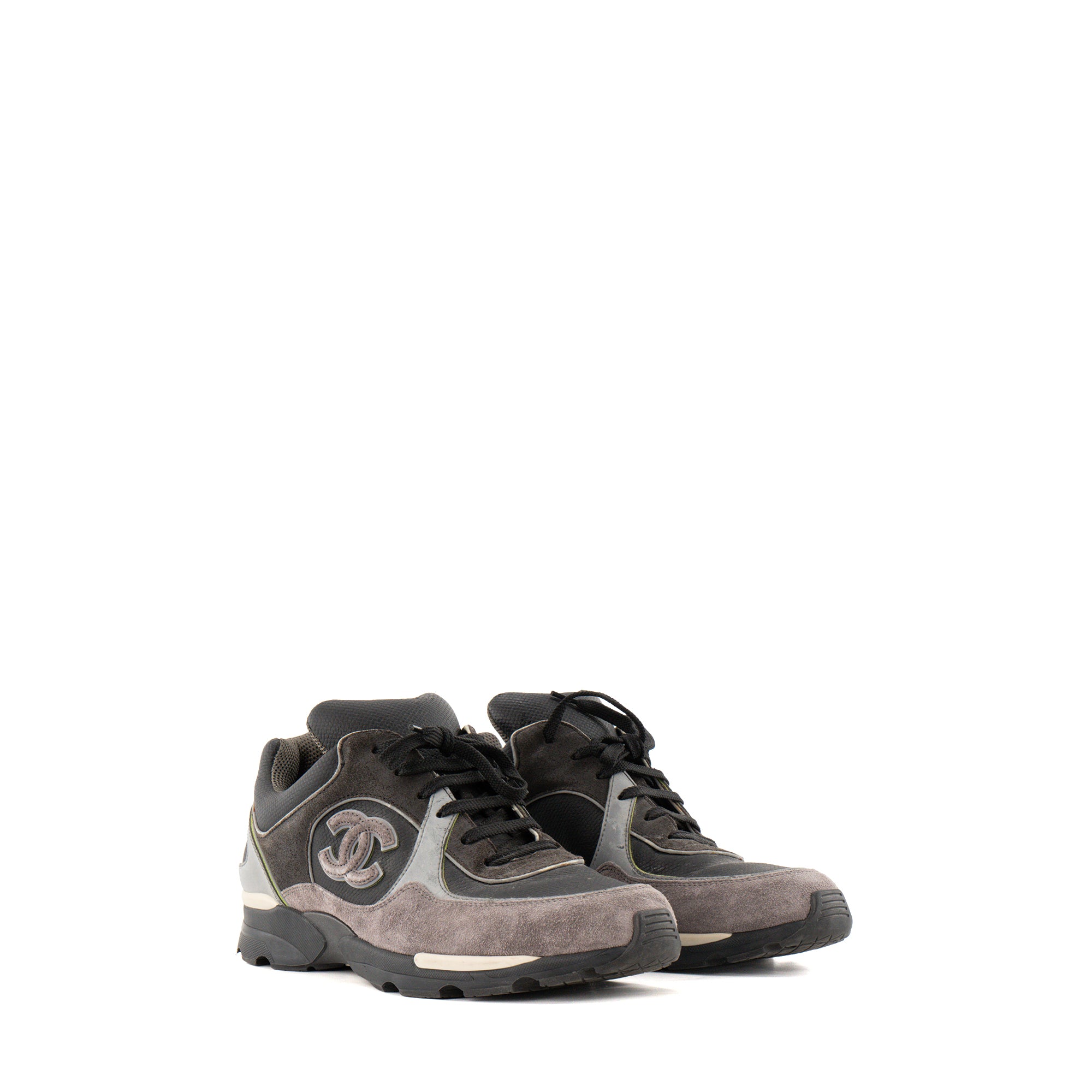 CHANEL - Sneakers CC Logo Chanel en cuir grainé noir et daim gris (T40,5)