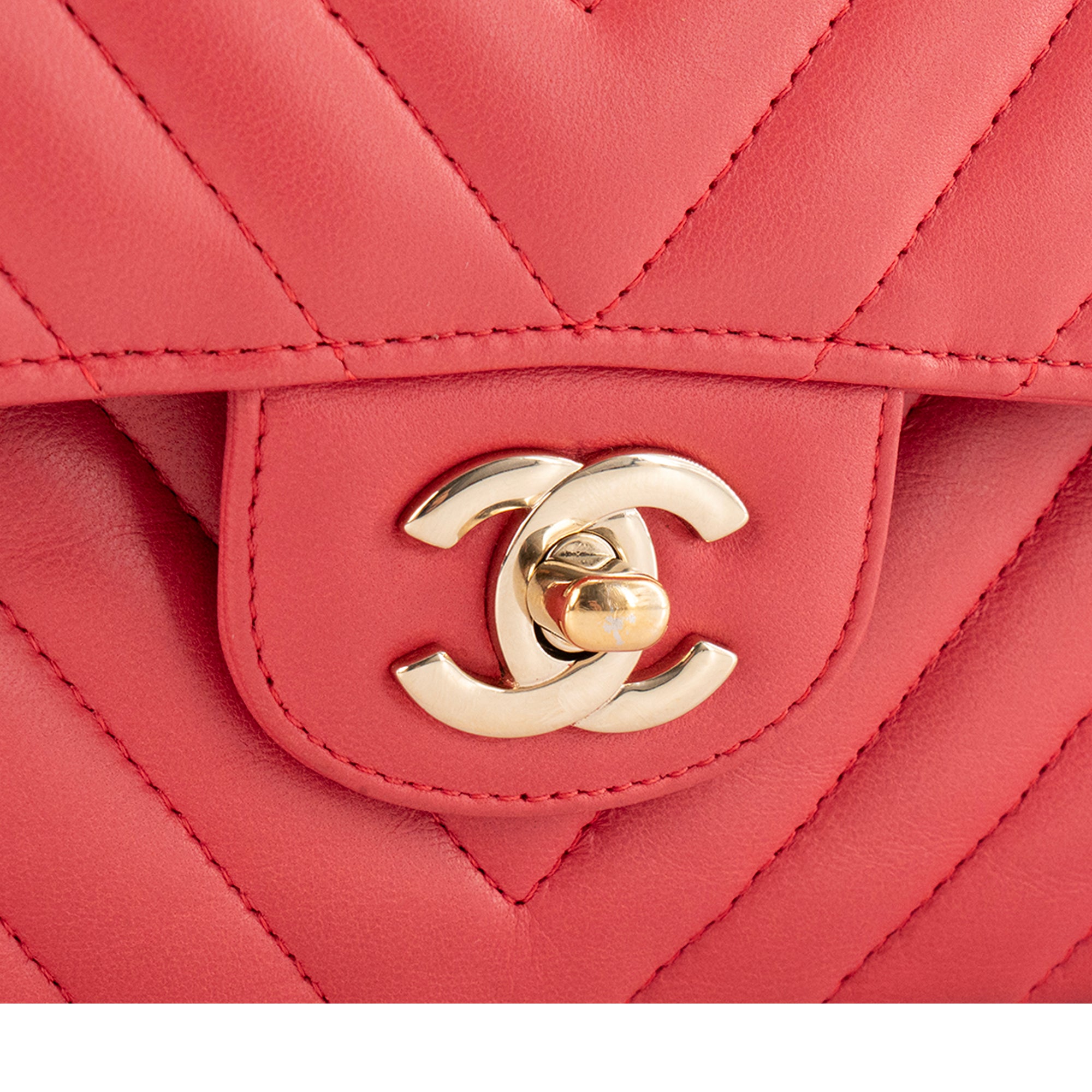 CHANEL - Sac à main Classique/Timeless Chanel en cuir chevron rose