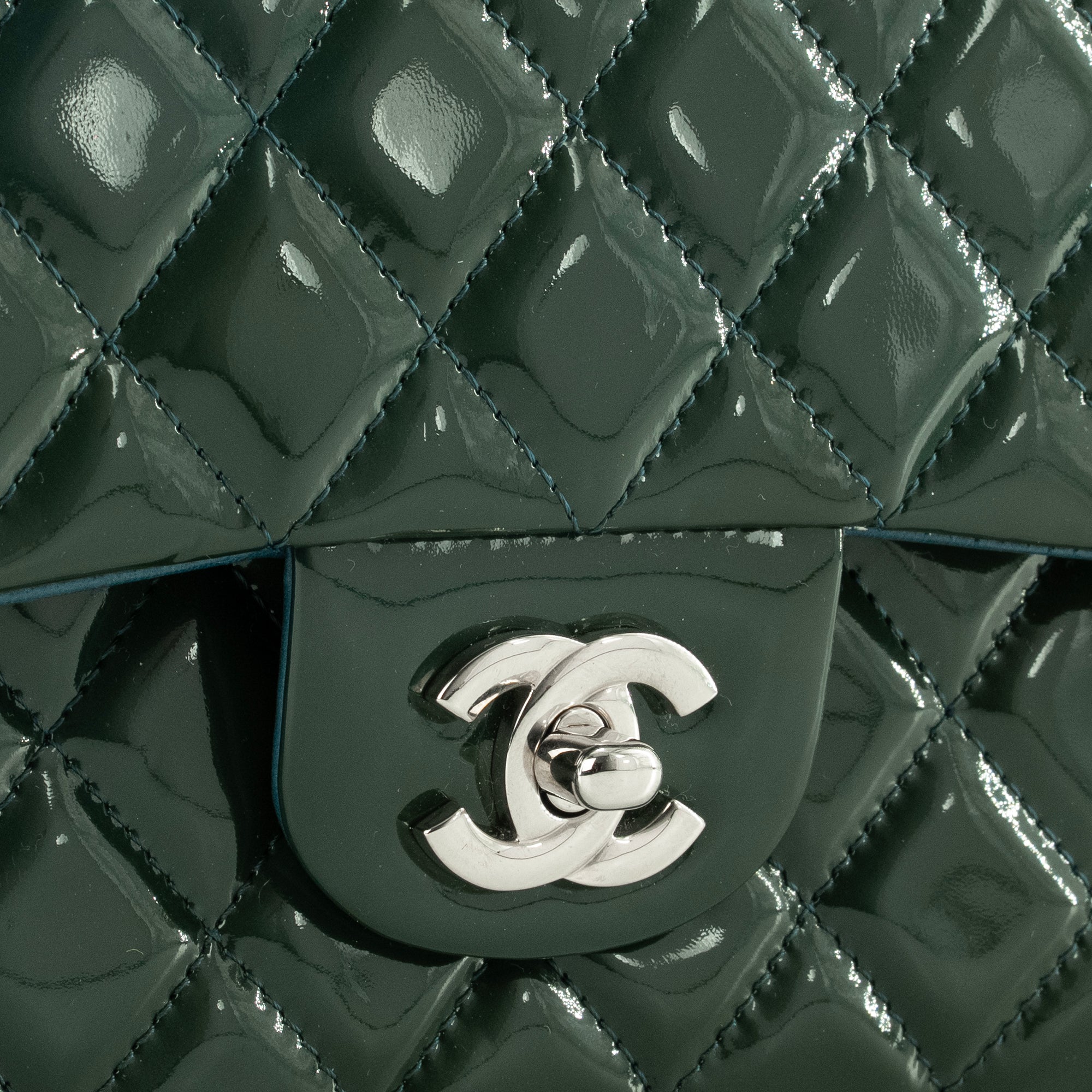 CHANEL - Sac à main Classique/Timeless 11.12 Chanel en cuir verni vert foncé