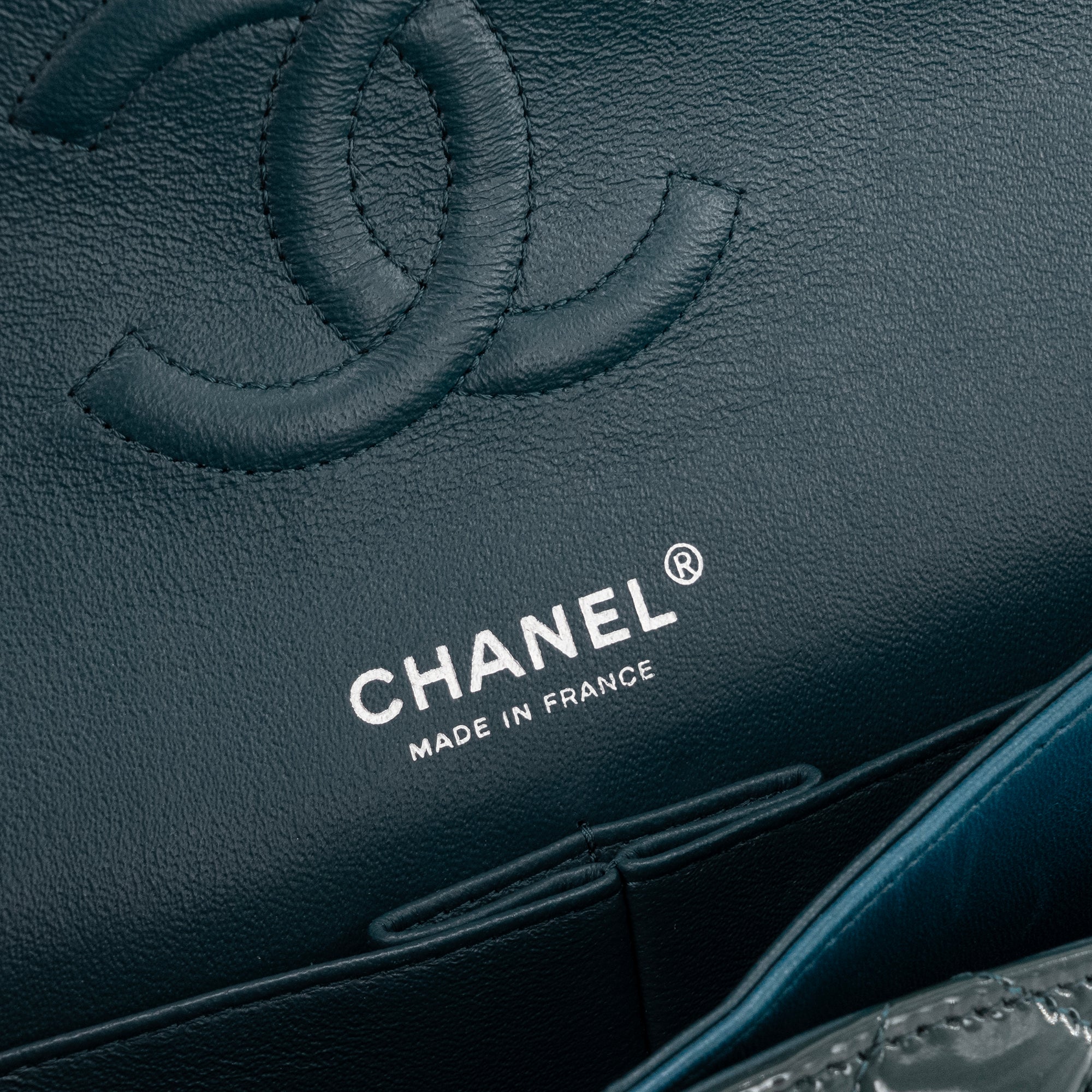 CHANEL - Sac à main Classique/Timeless 11.12 Chanel en cuir verni vert foncé