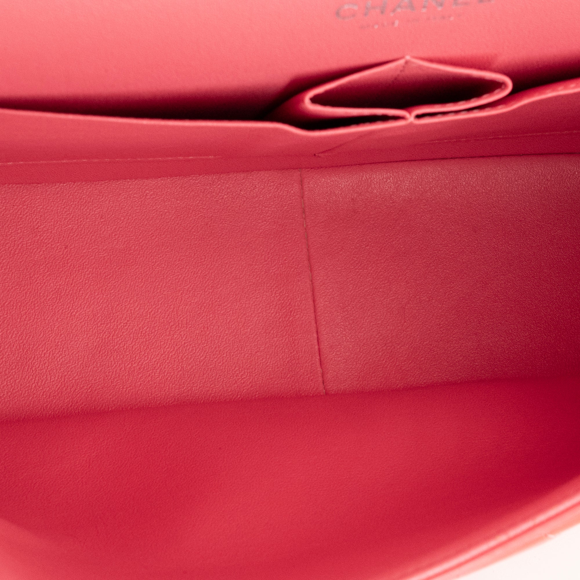 CHANEL - Sac à bandoulière Classique/Timeless Jumbo Chanel en cuir verni orange