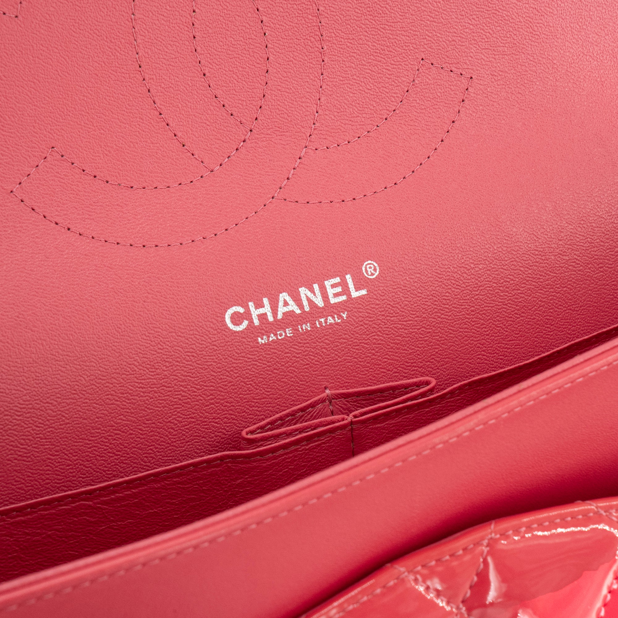 CHANEL - Sac à bandoulière Classique/Timeless Jumbo Chanel en cuir verni orange