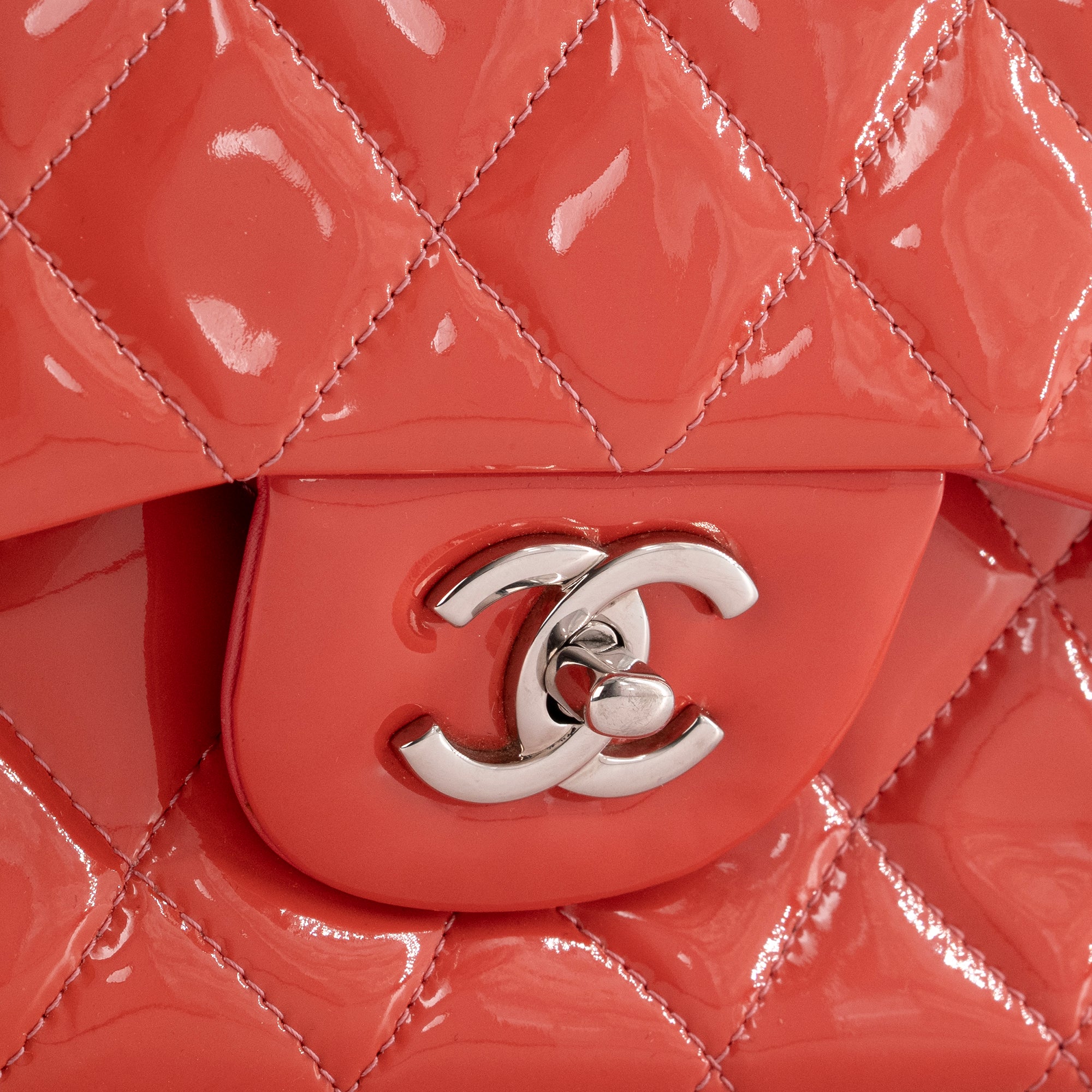 CHANEL - Sac à bandoulière Classique/Timeless Jumbo Chanel en cuir verni orange
