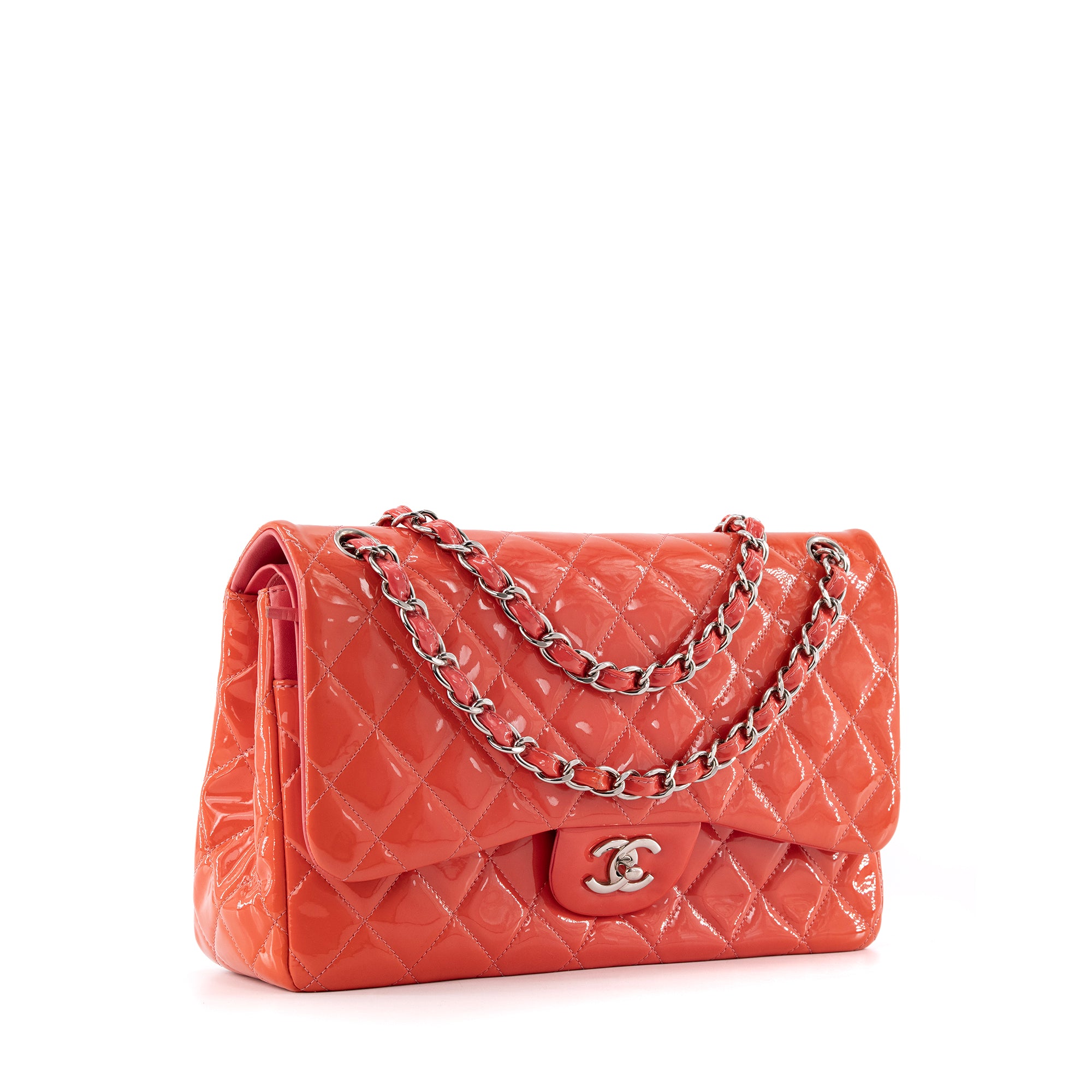 CHANEL - Sac à bandoulière Classique/Timeless Jumbo Chanel en cuir verni orange