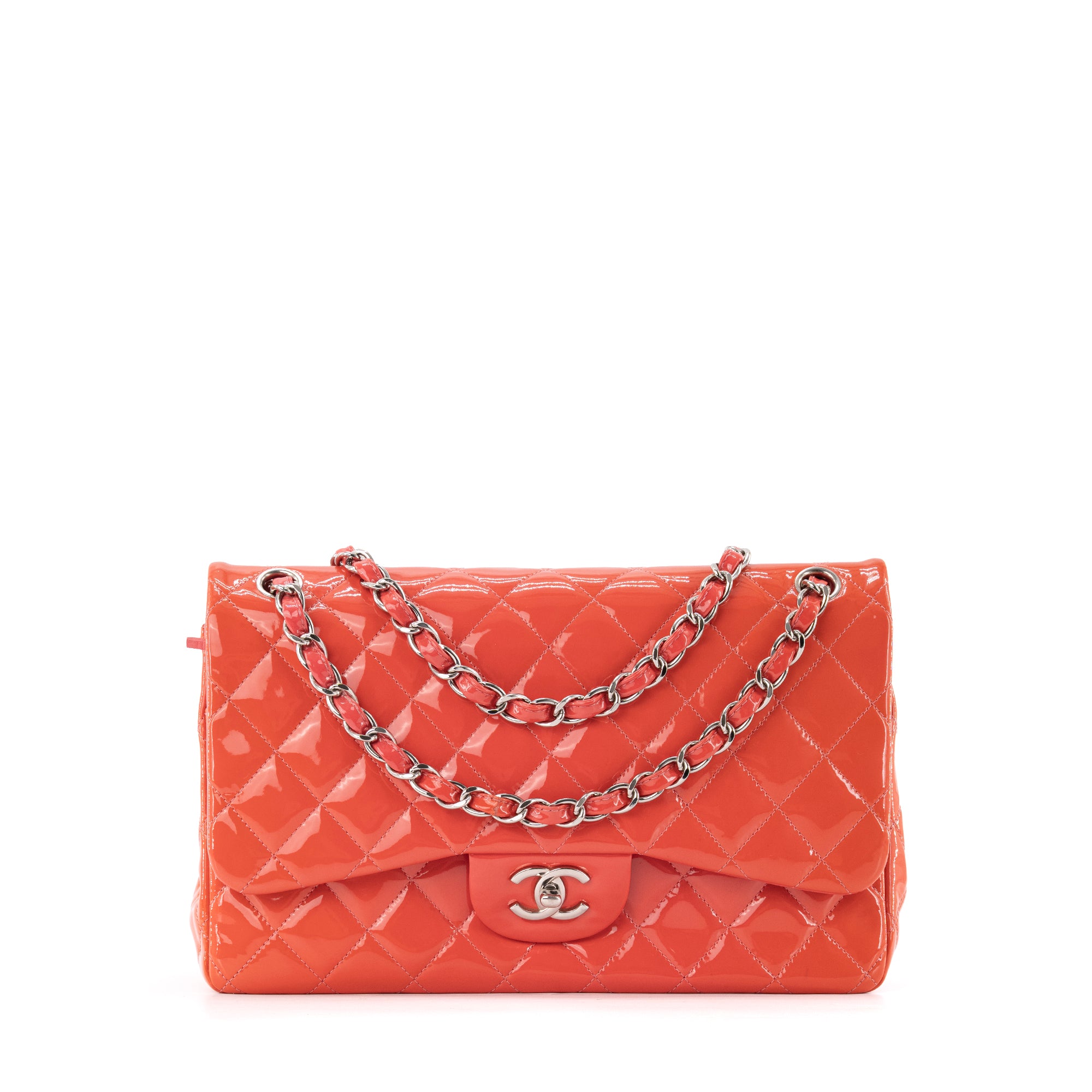 CHANEL - Sac à bandoulière Classique/Timeless Jumbo Chanel en cuir verni orange