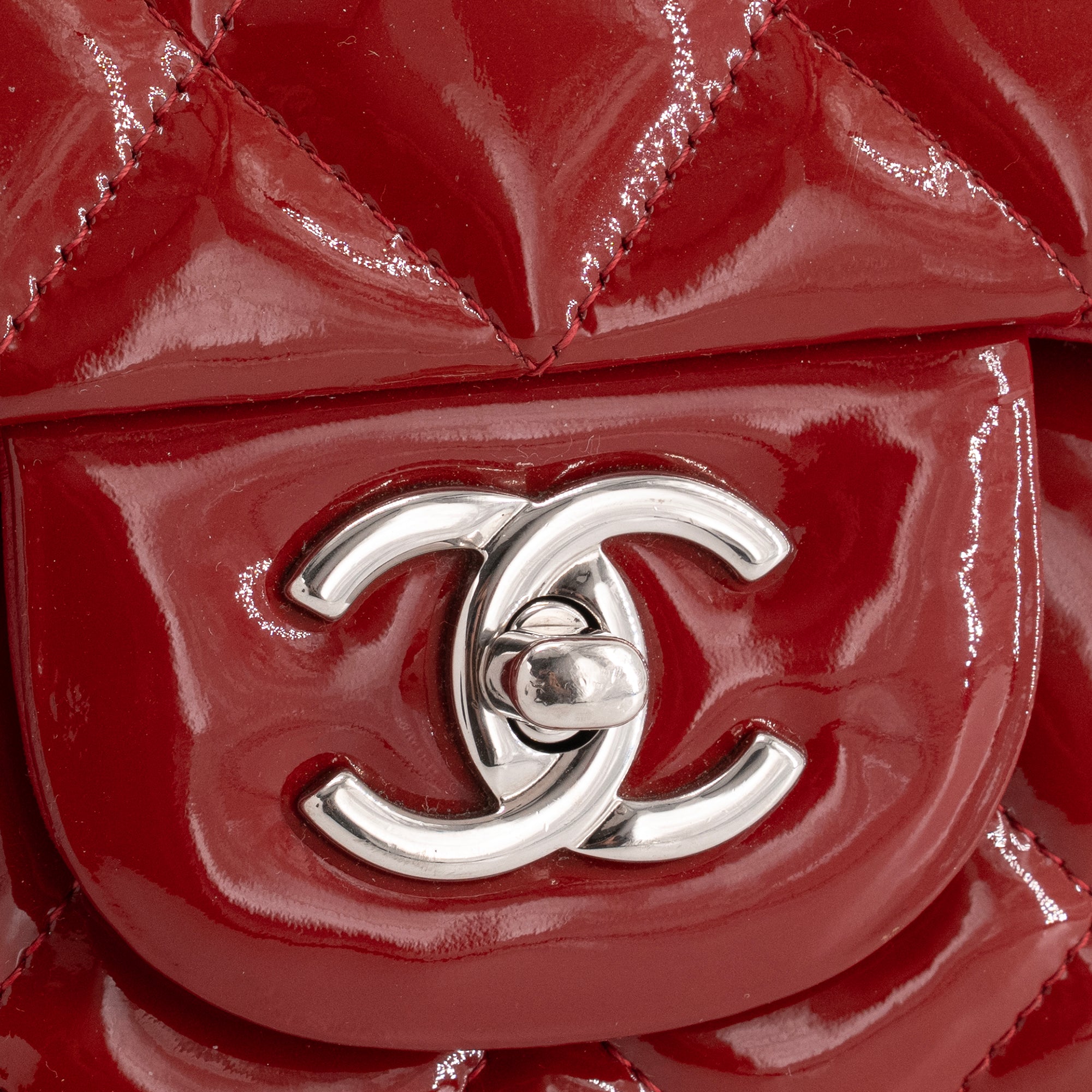 CHANEL - Sac à bandoulière Classique/Timeless Jumbo Chanel en cuir verni bordeaux