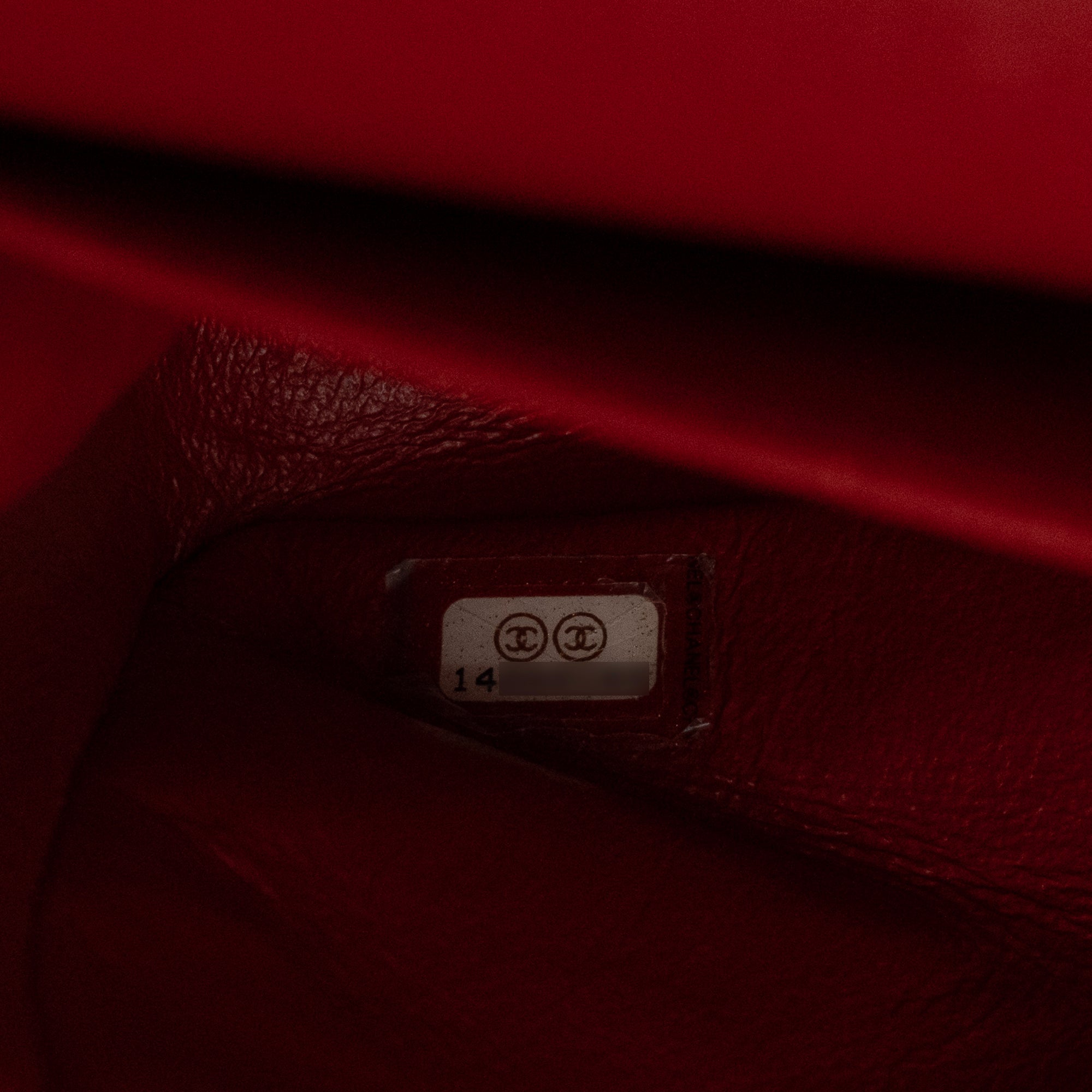 CHANEL - Sac à bandoulière Classique/Timeless Jumbo Chanel en cuir verni bordeaux