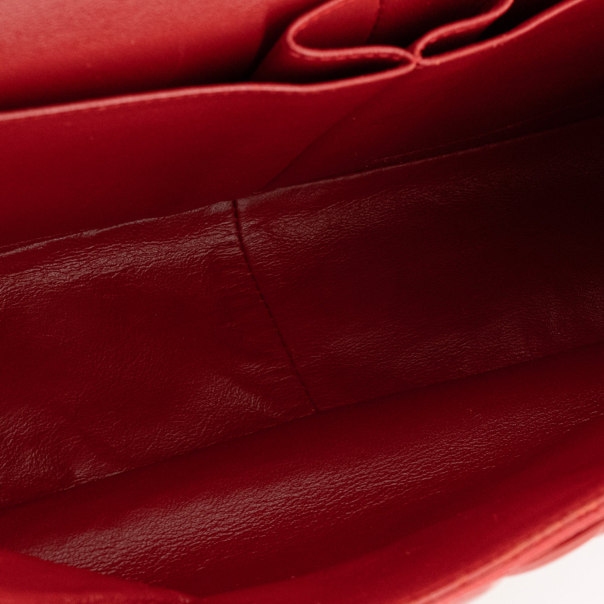 CHANEL - Sac à bandoulière Classique/Timeless Jumbo Chanel en cuir verni bordeaux