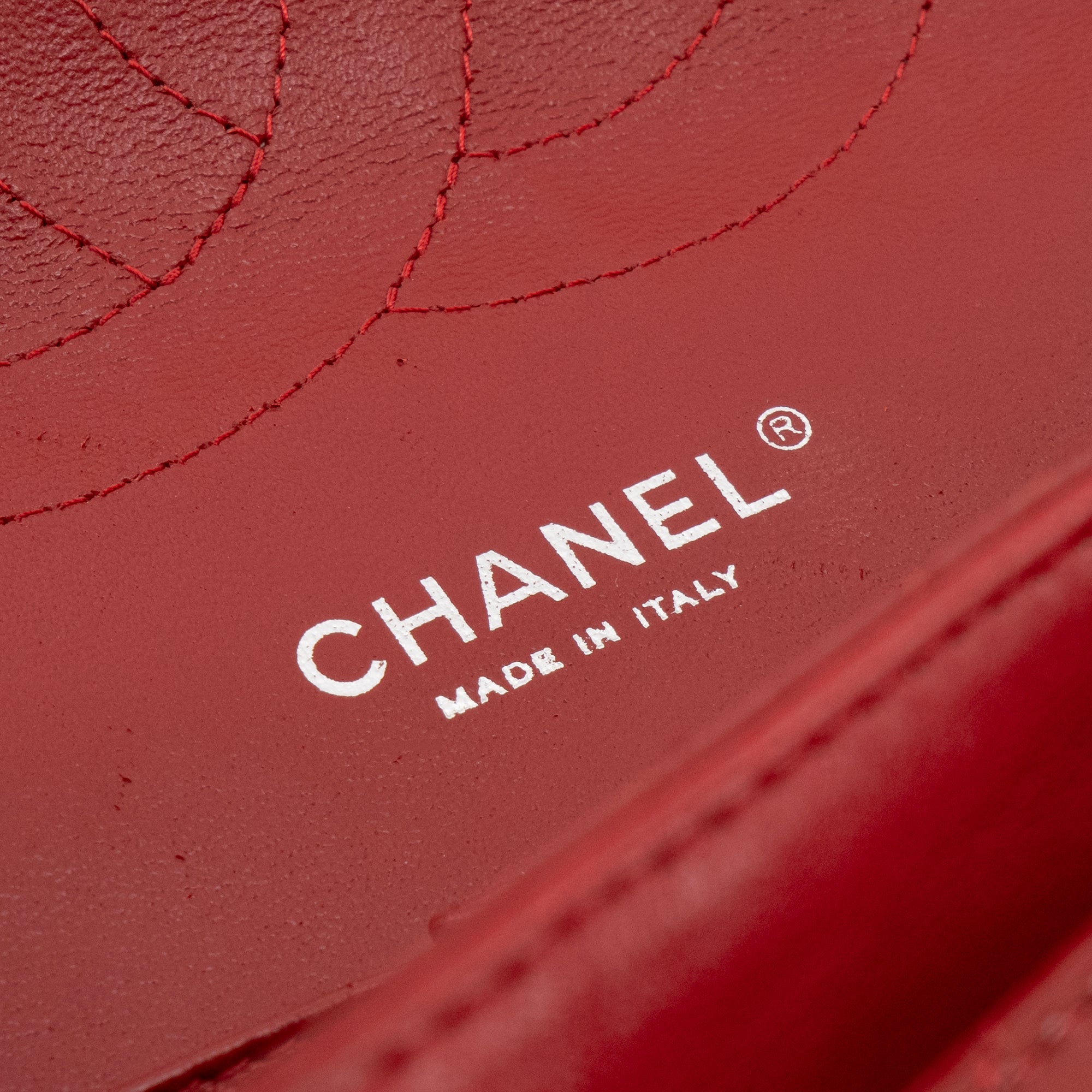 CHANEL - Sac à bandoulière Classique/Timeless Jumbo Chanel en cuir verni bordeaux