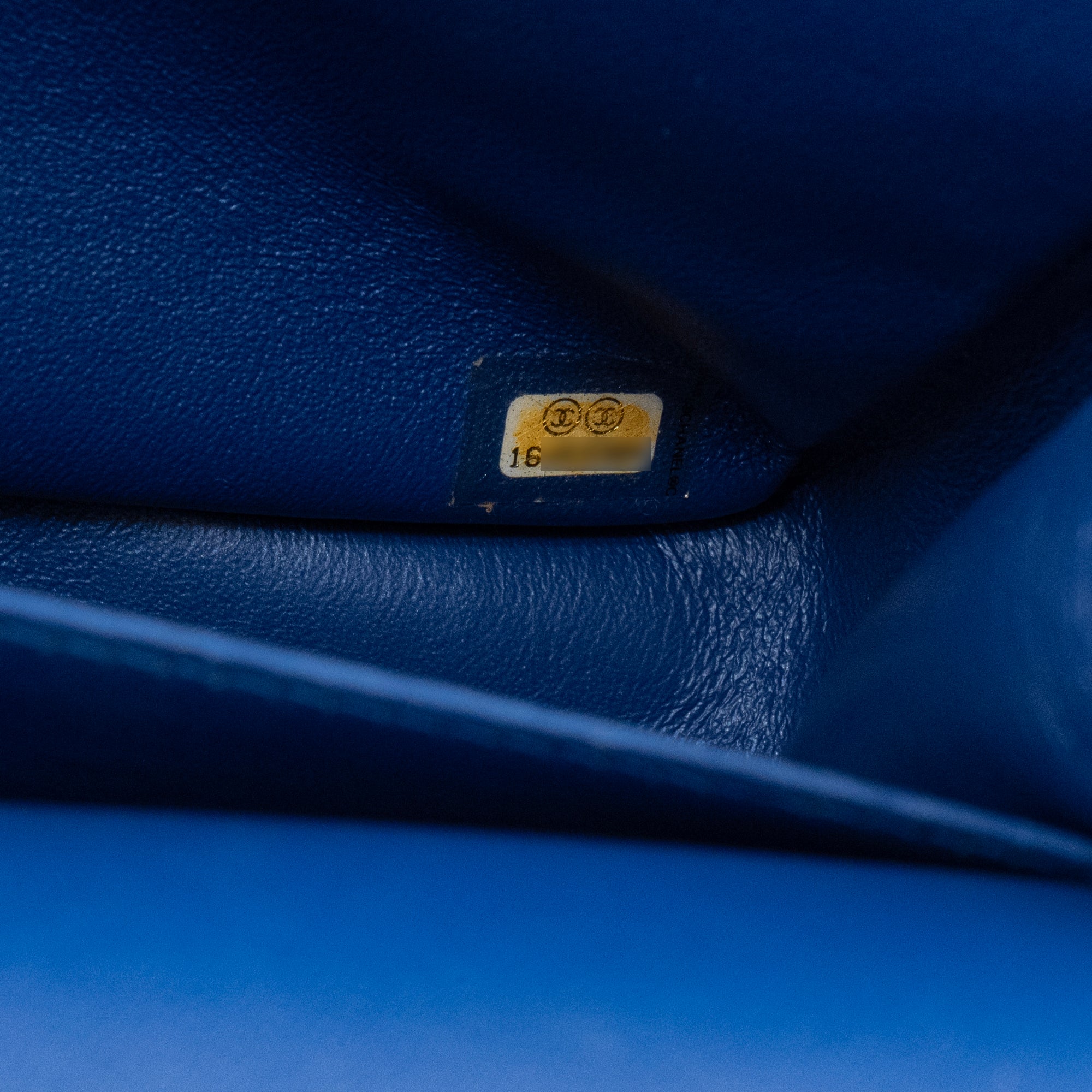 CHANEL - Sac à bandoulière Classique/Timeless Jumbo Chanel en cuir verni vert