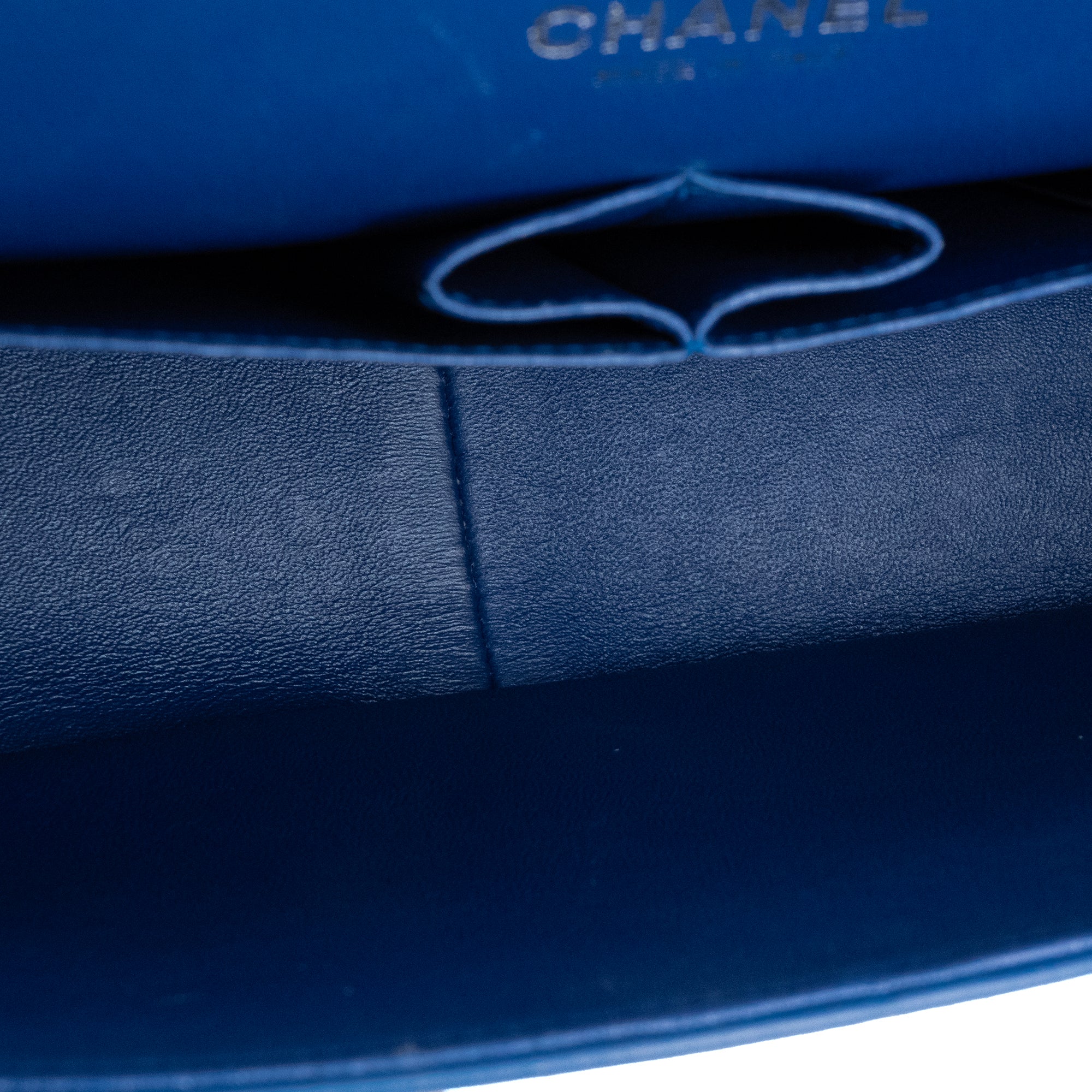 CHANEL - Sac à bandoulière Classique/Timeless Jumbo Chanel en cuir verni vert