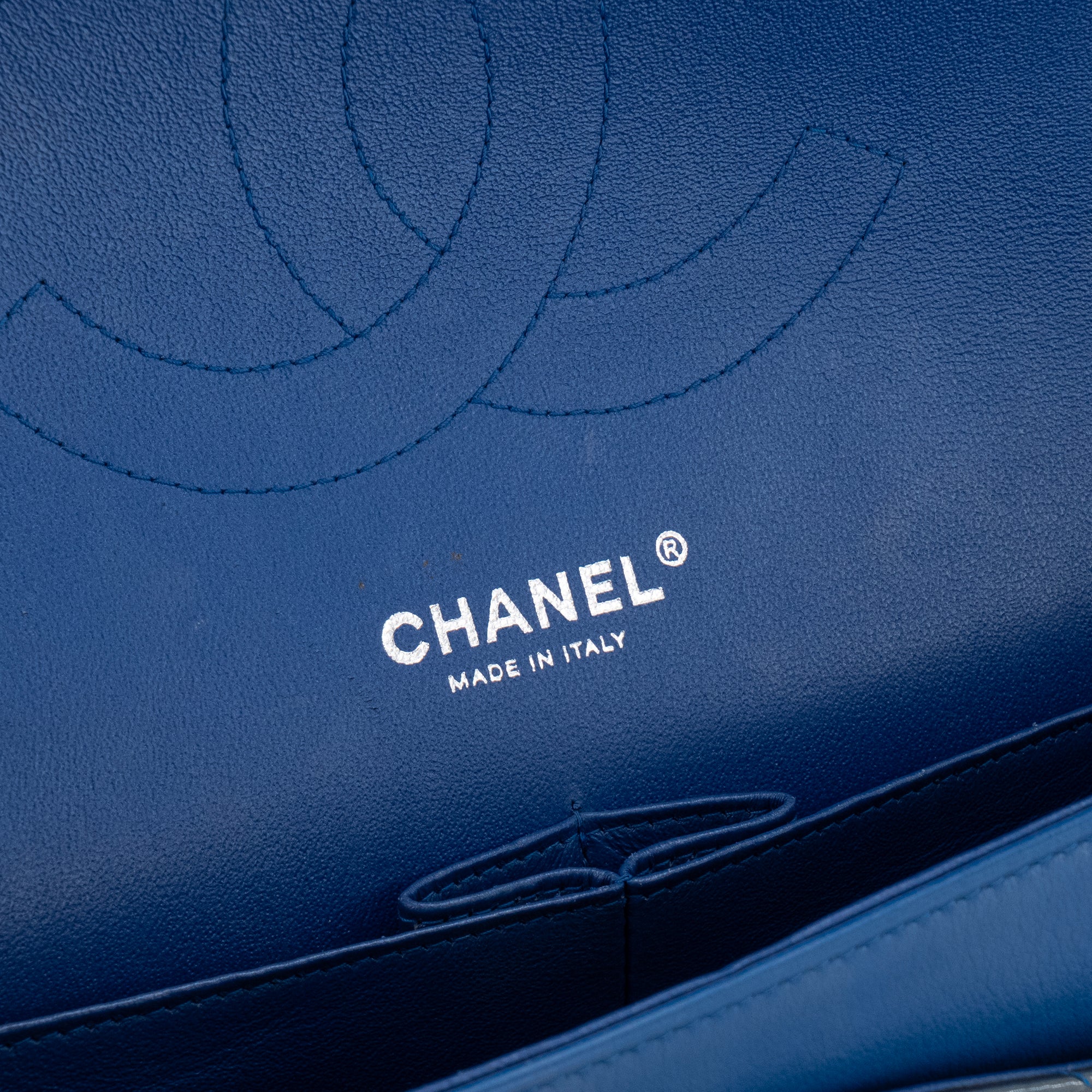 CHANEL - Sac à bandoulière Classique/Timeless Jumbo Chanel en cuir verni vert