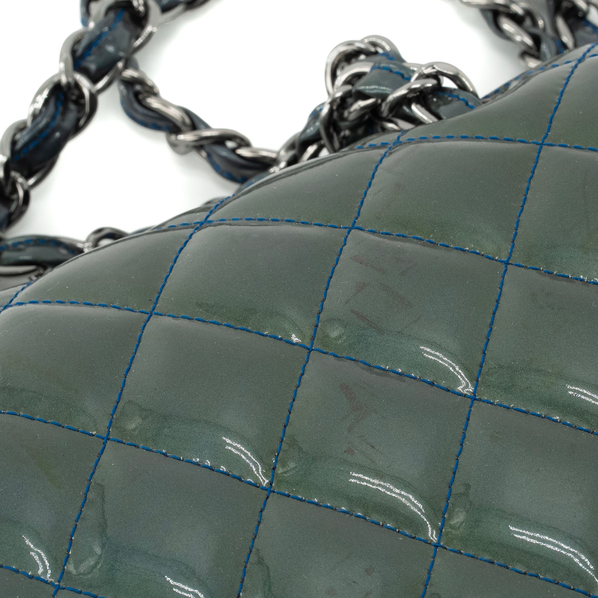 CHANEL - Sac à bandoulière Classique/Timeless Jumbo Chanel en cuir verni vert