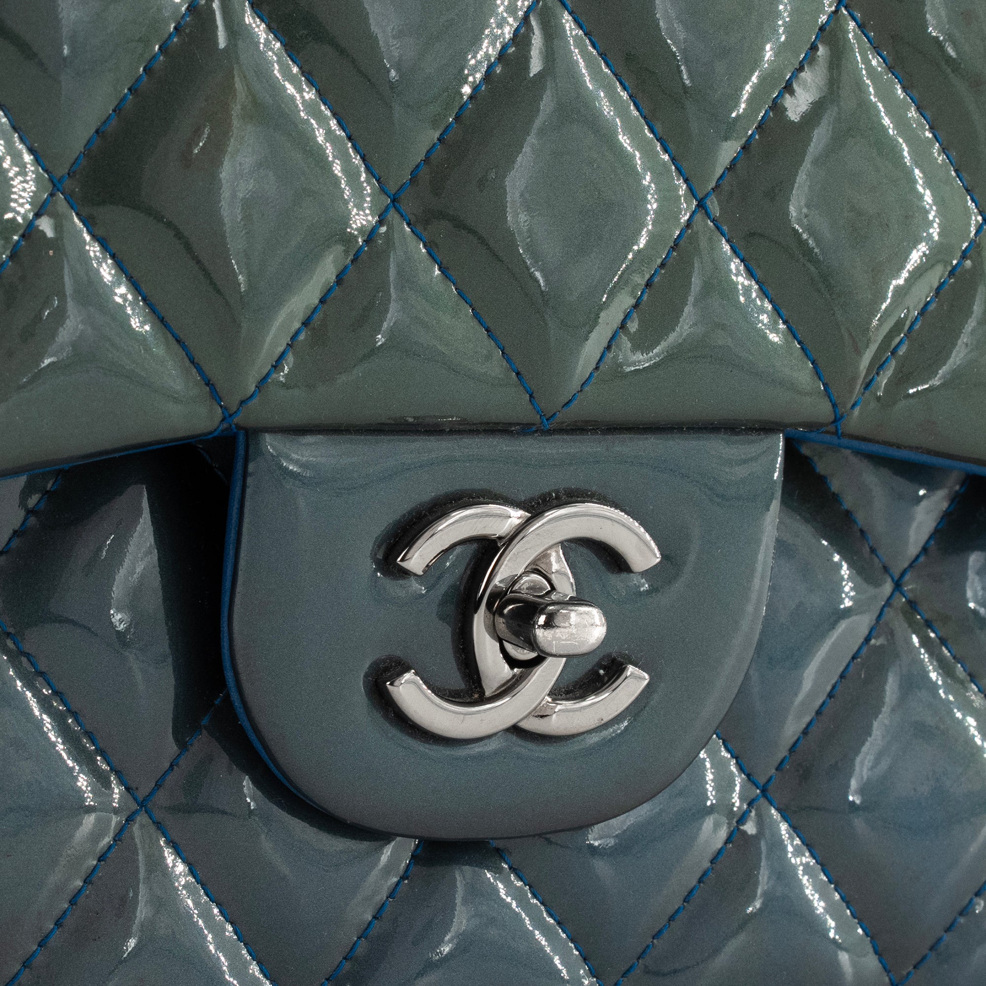 CHANEL - Sac à bandoulière Classique/Timeless Jumbo Chanel en cuir verni vert