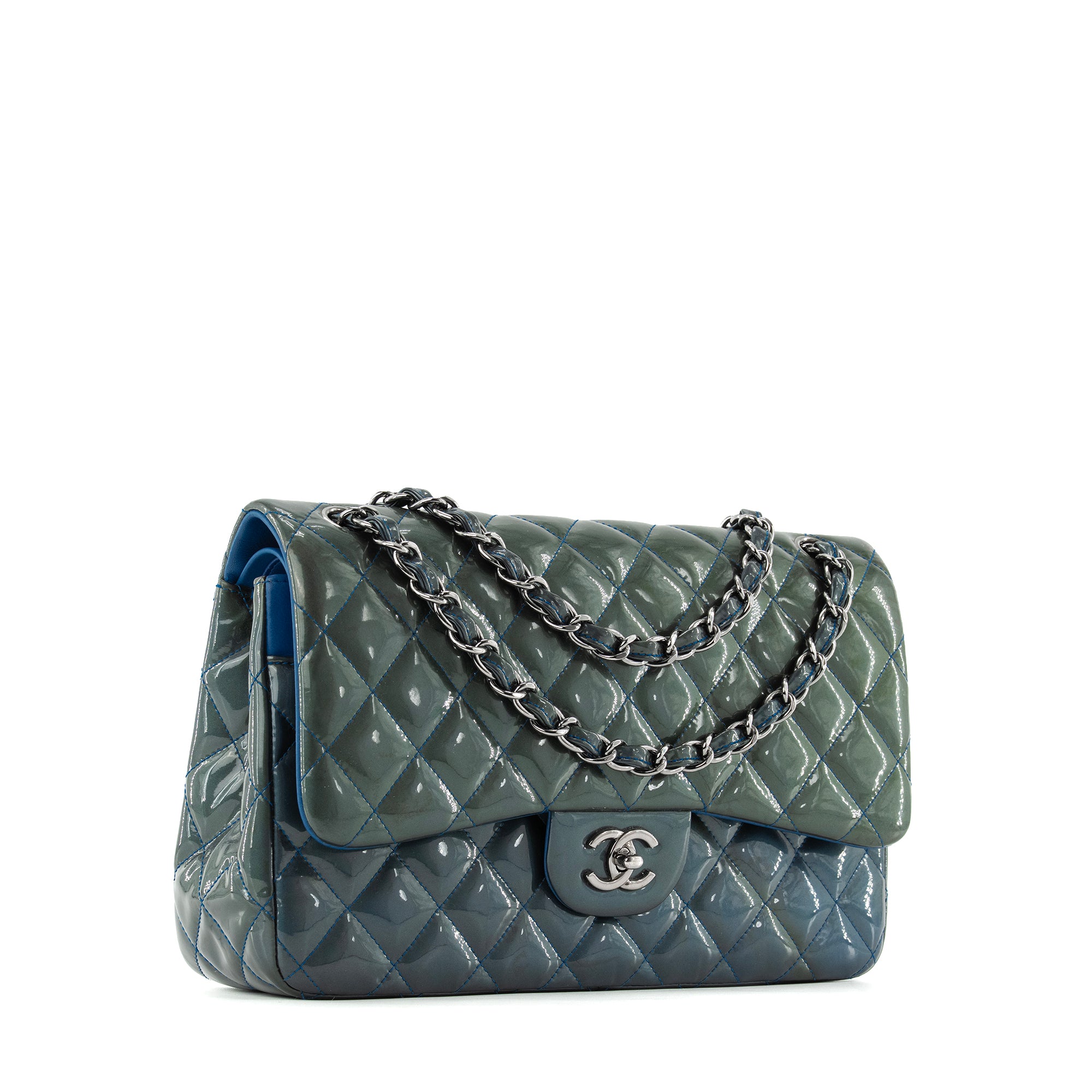CHANEL - Sac à bandoulière Classique/Timeless Jumbo Chanel en cuir verni vert