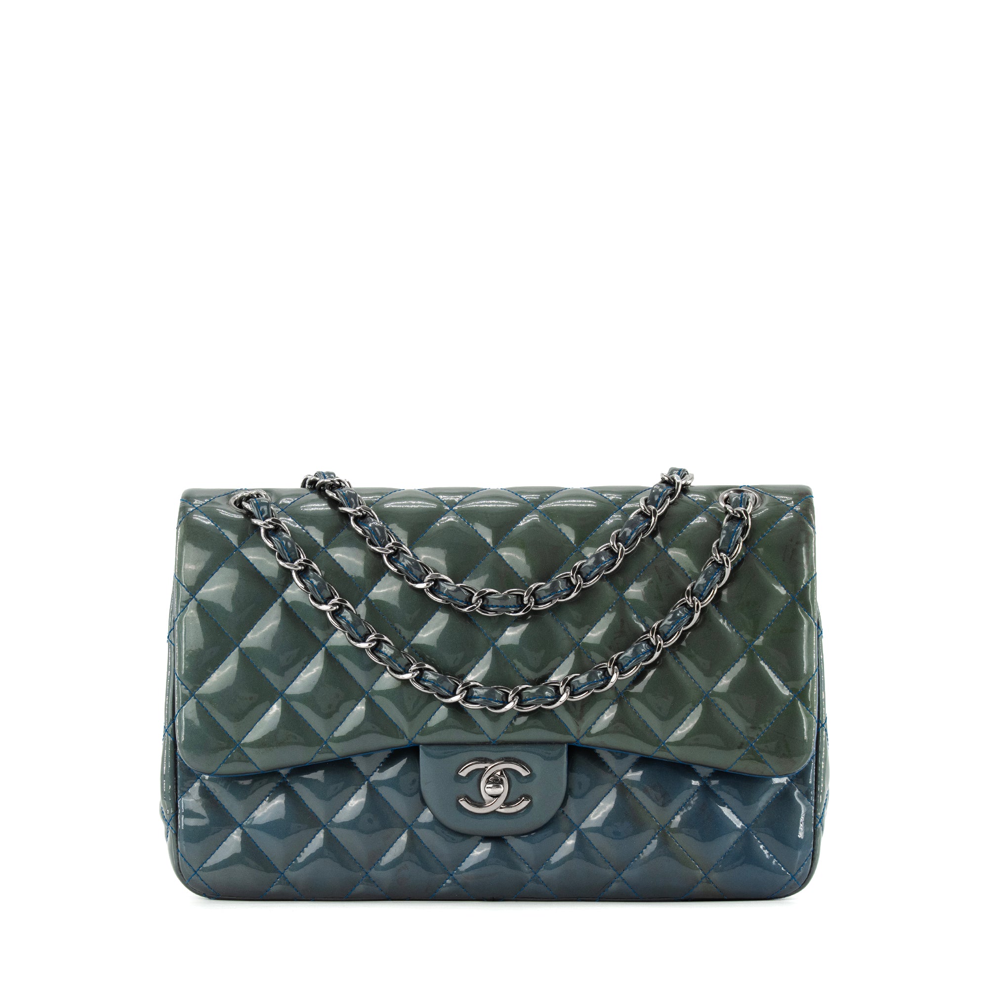 CHANEL - Sac à bandoulière Classique/Timeless Jumbo Chanel en cuir verni vert