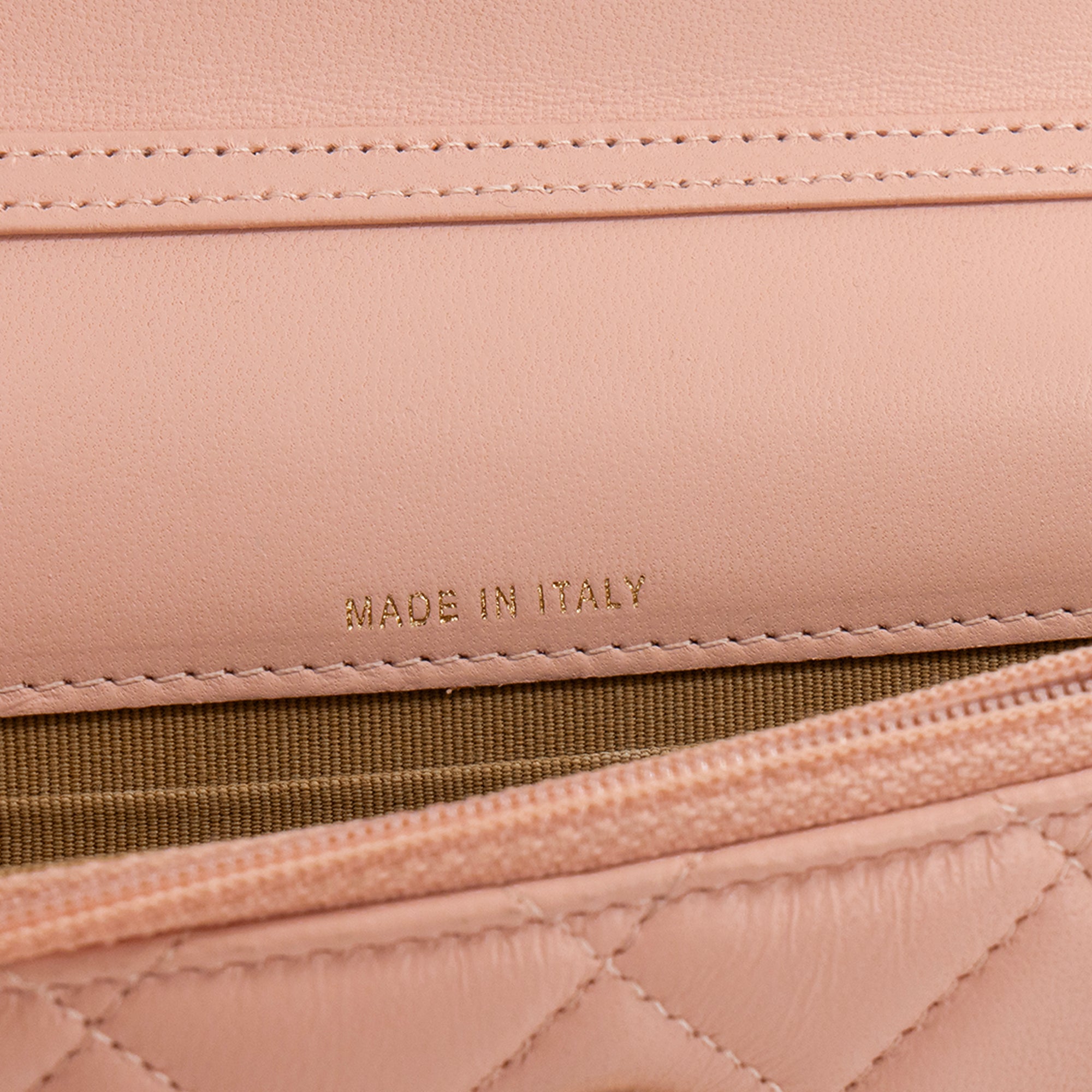 CHANEL - Sac à bandoulière Wallet On Chain Chanel en cuir lisse rose