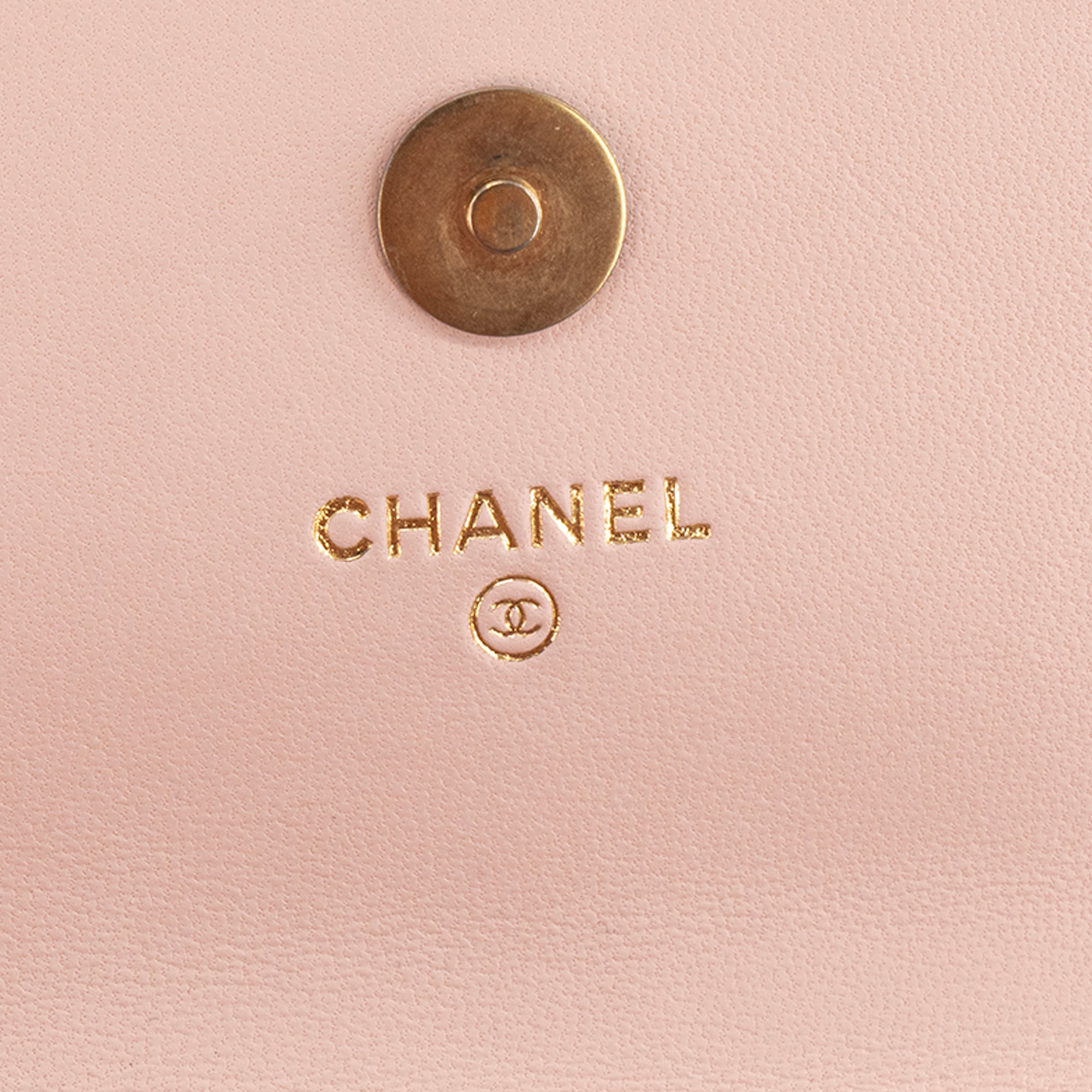 CHANEL - Wallet On Chain Chanel en cuir lisse rose