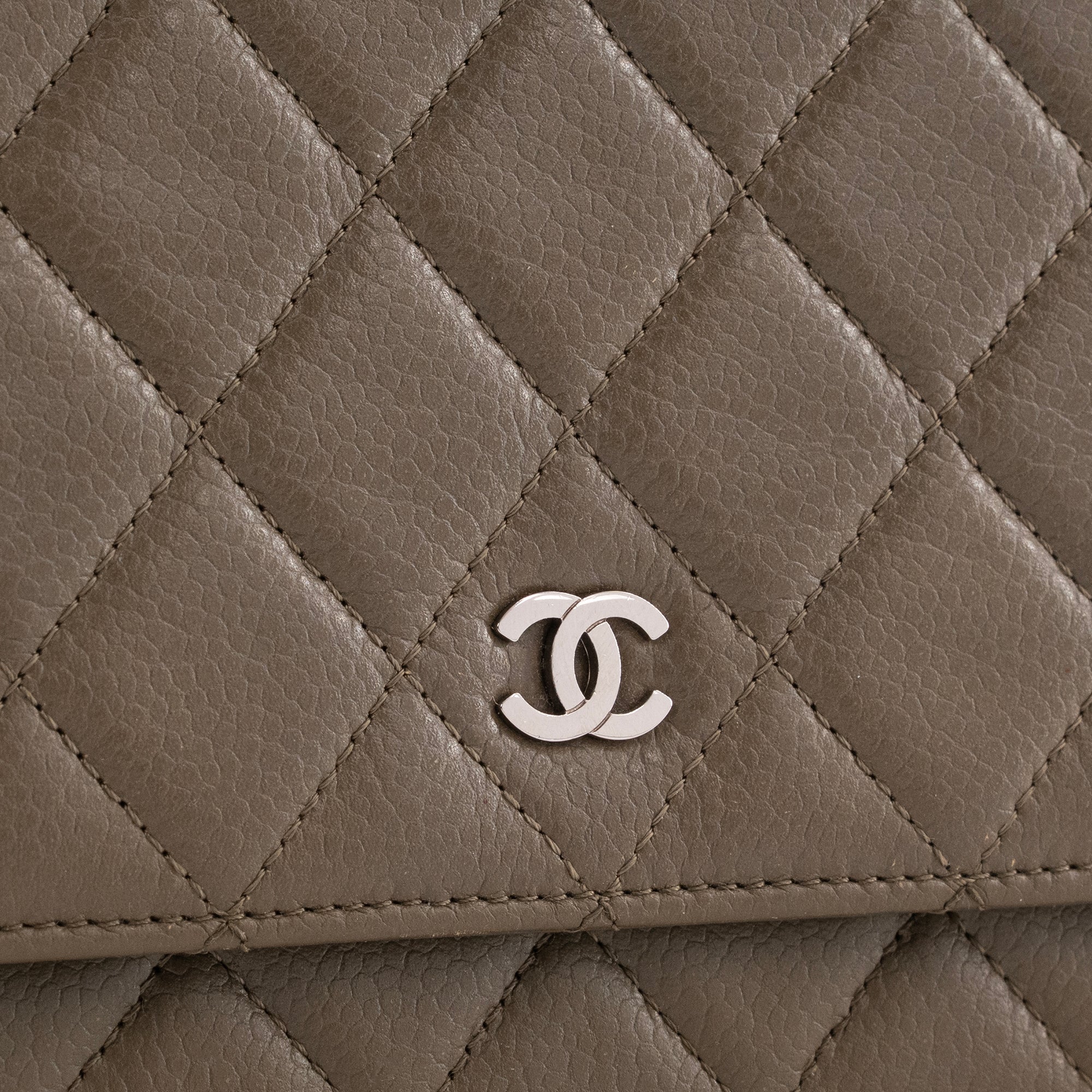 CHANEL - Sac à bandoulière Wallet on Chain Chanel en cuir caviar vert olive