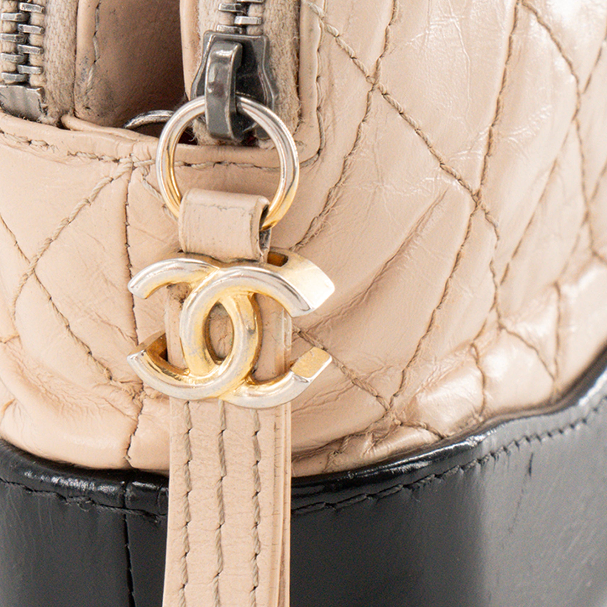 CHANEL - Sac à bandoulière Wallet on chain Gabrielle Chanel en cuir beige et noir