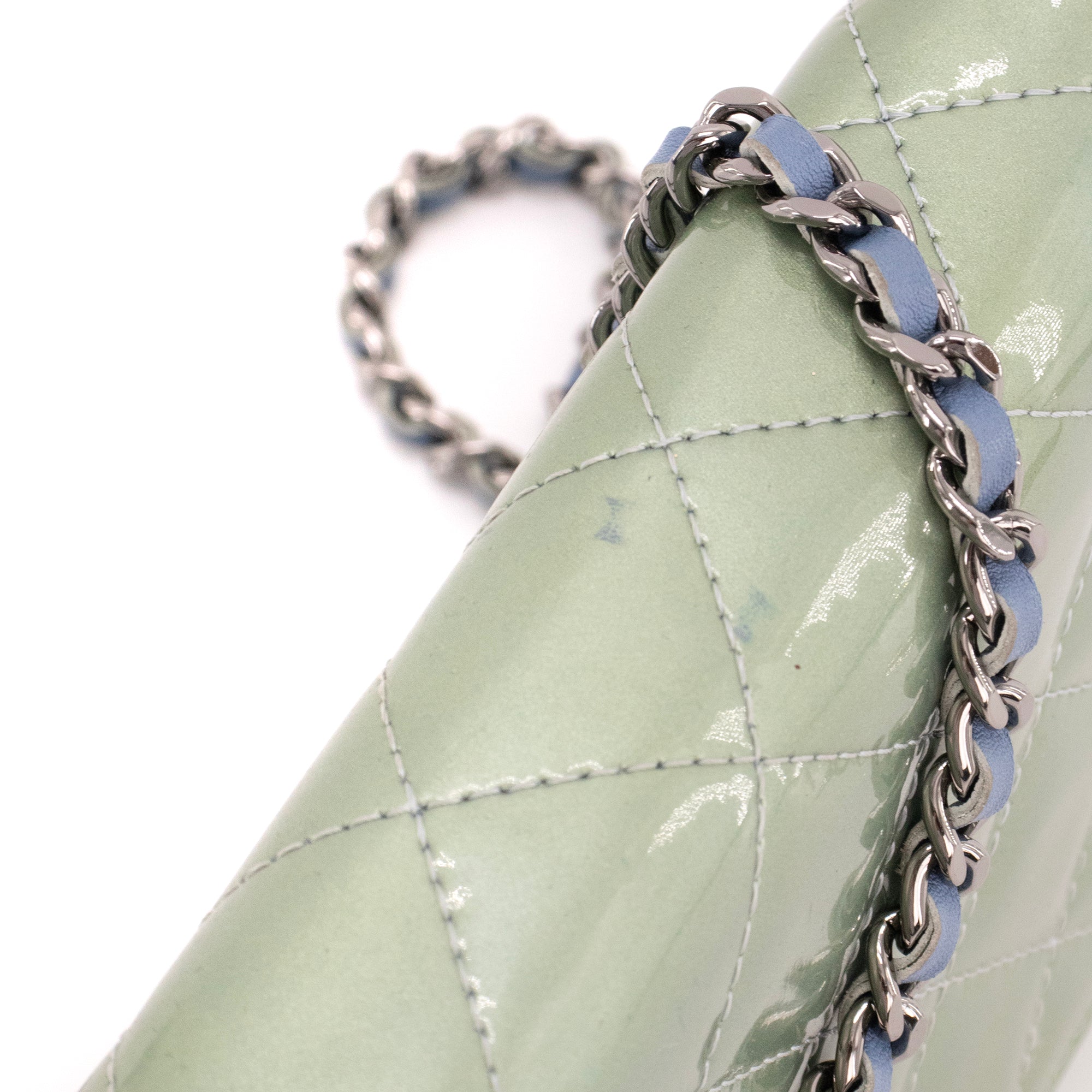CHANEL - Sac à bandoulière Wallet On Chain Classique/Timeless Chanel en cuir verni vert gris
