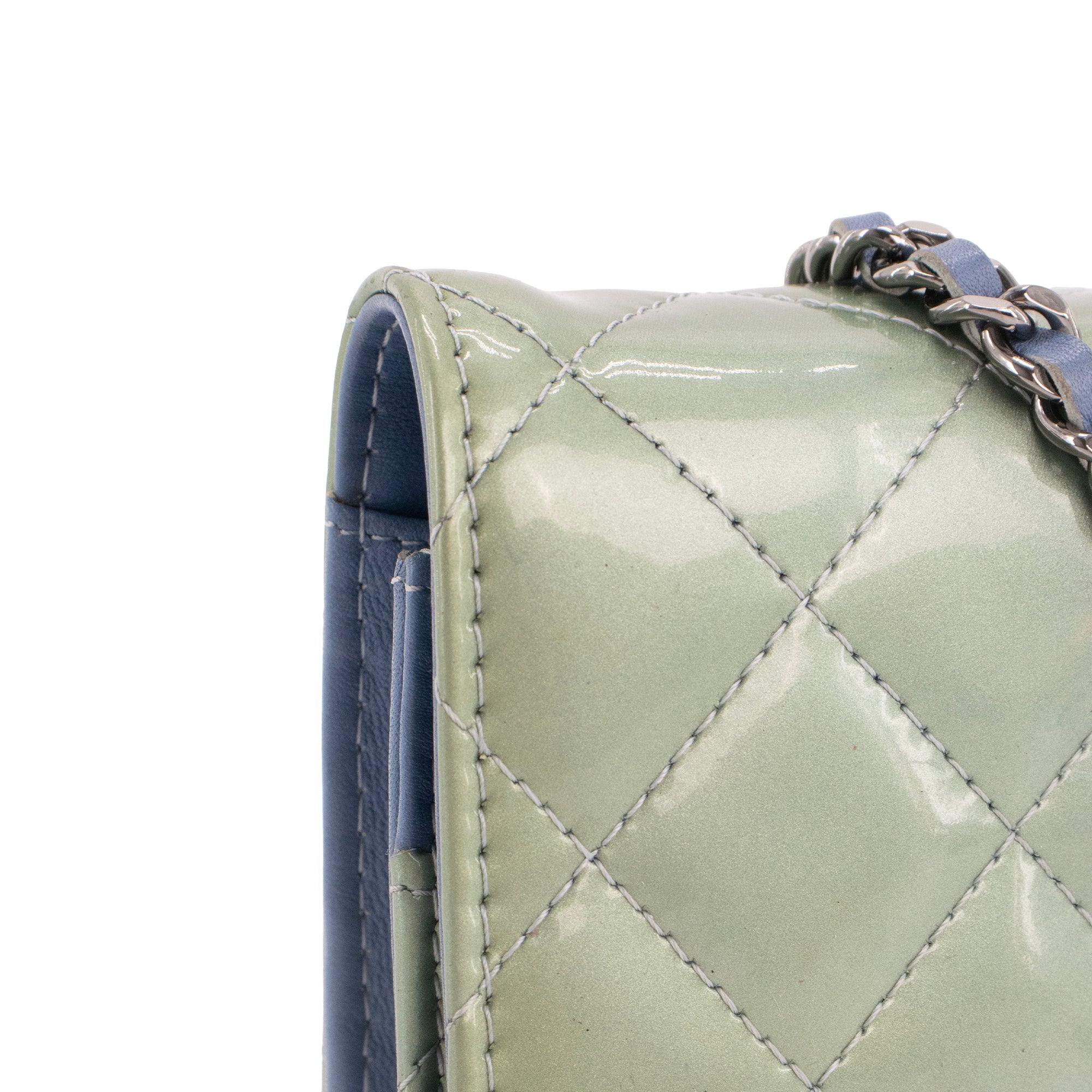 CHANEL - Sac à bandoulière Wallet On Chain Classique/Timeless Chanel en cuir verni vert gris