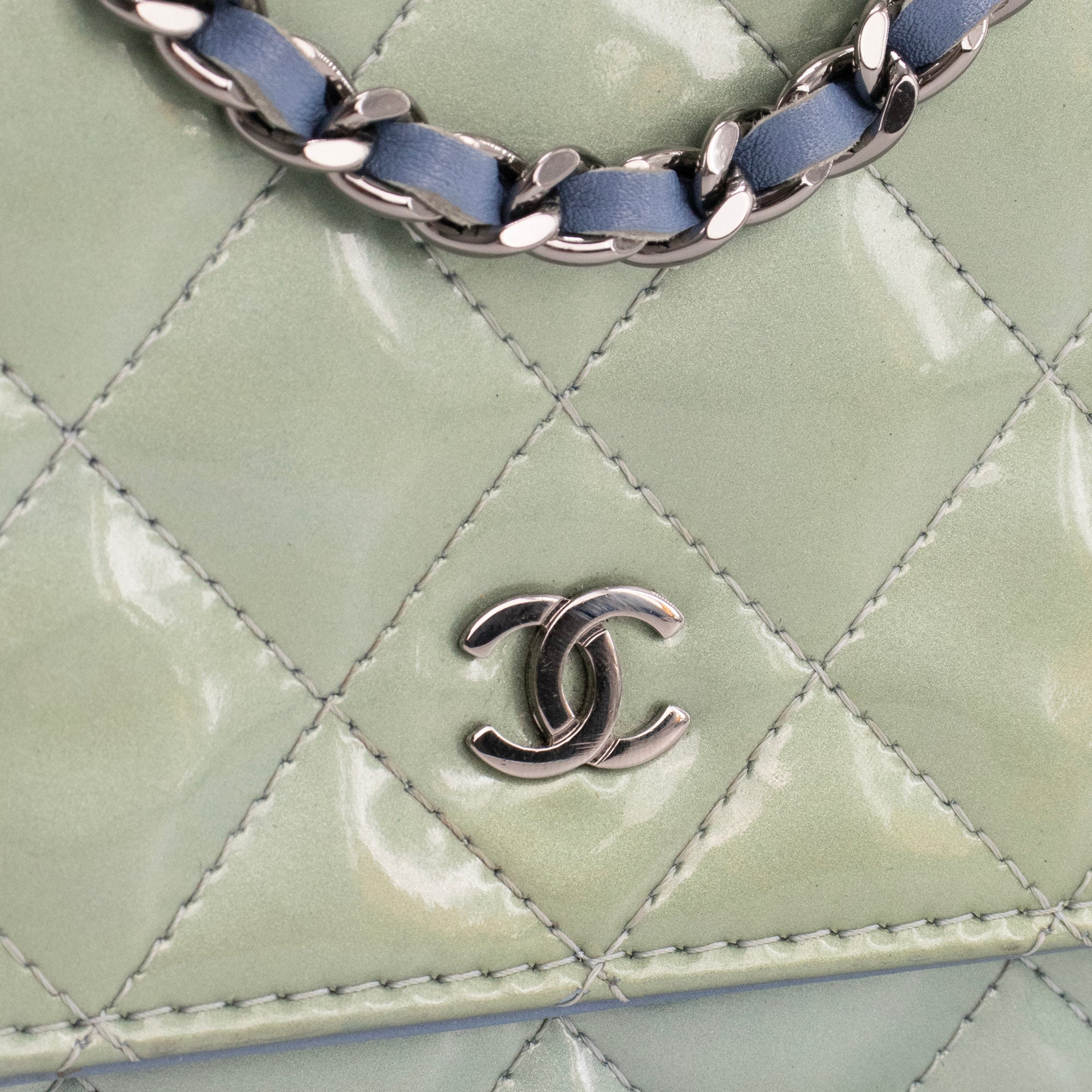 CHANEL - Sac à bandoulière Wallet On Chain Classique/Timeless Chanel en cuir verni vert gris
