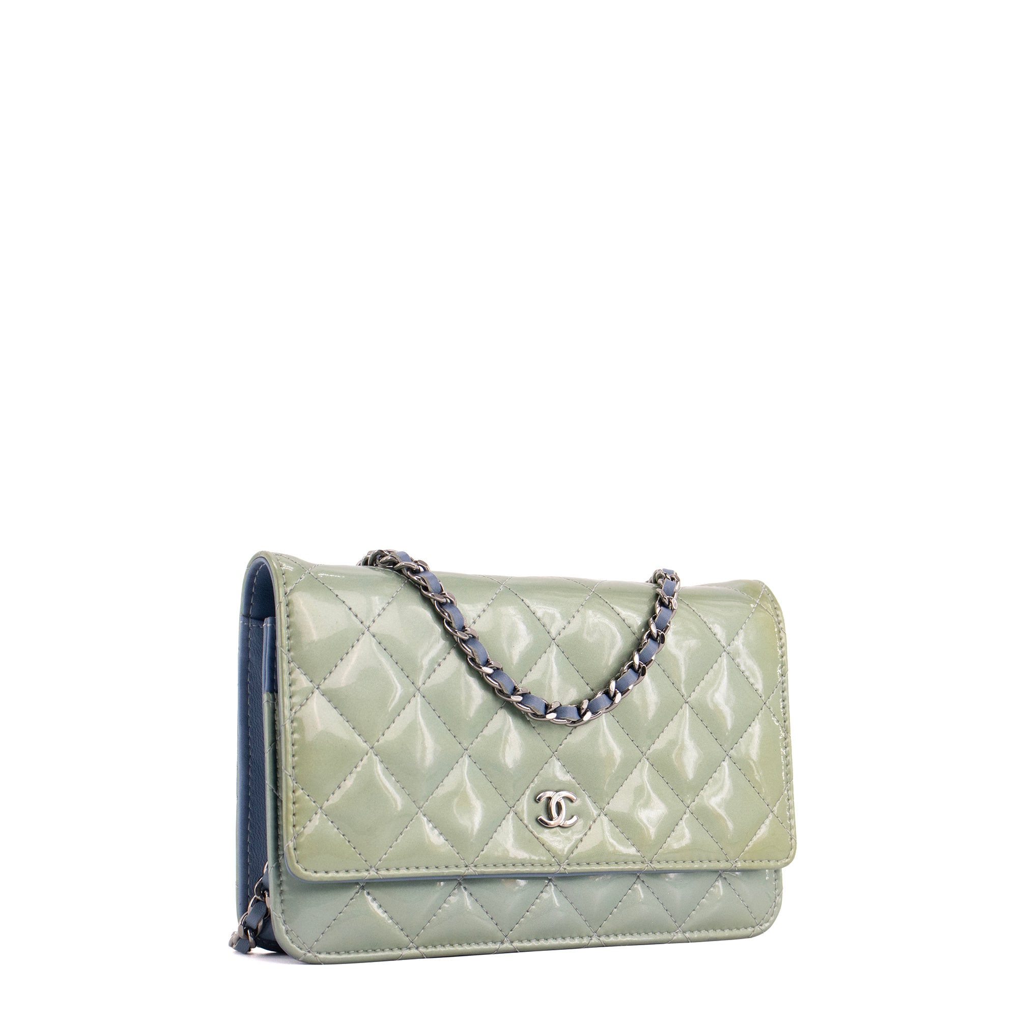 CHANEL - Sac à bandoulière Wallet On Chain Classique/Timeless Chanel en cuir verni vert gris
