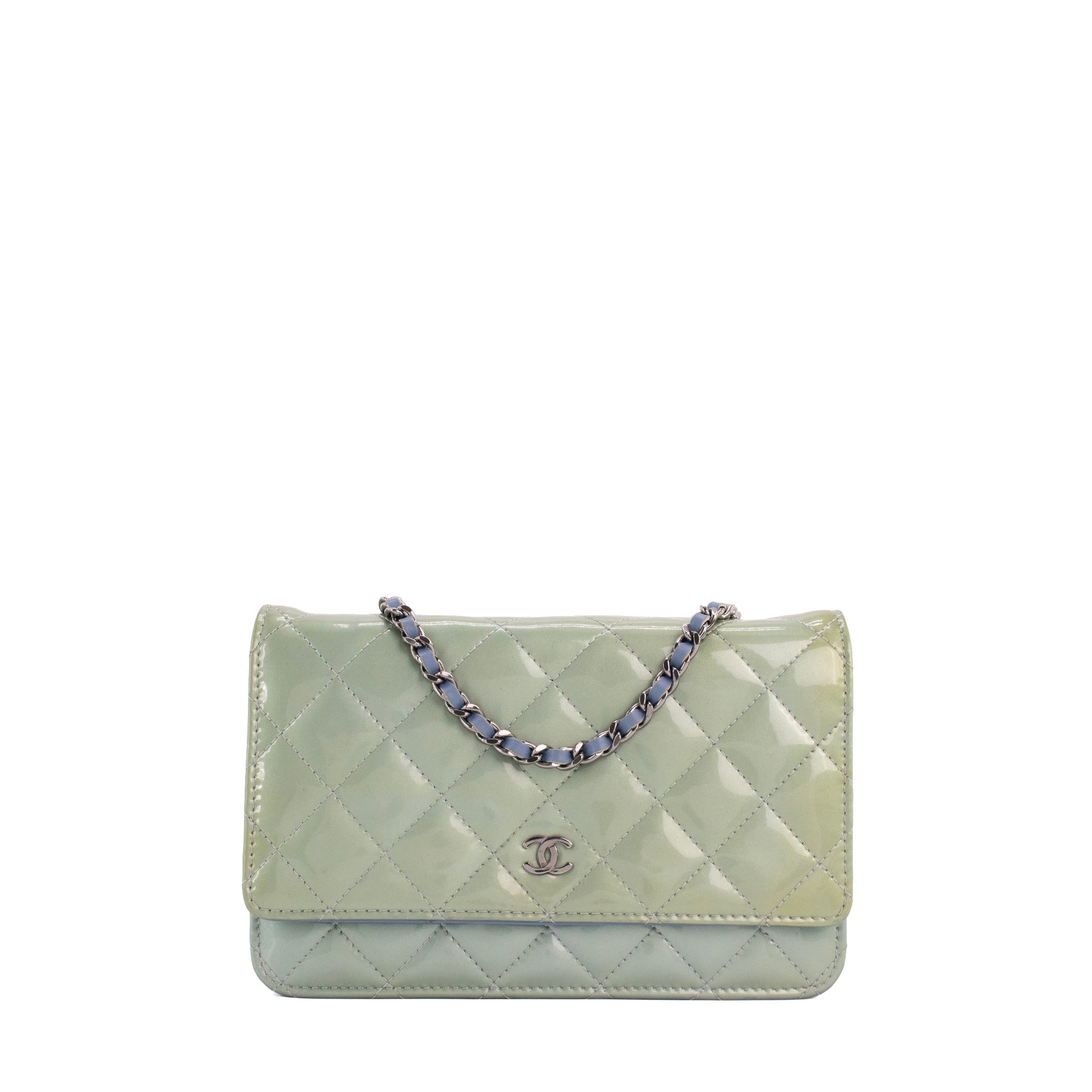 CHANEL - Sac à bandoulière Wallet On Chain Classique/Timeless Chanel en cuir verni vert gris