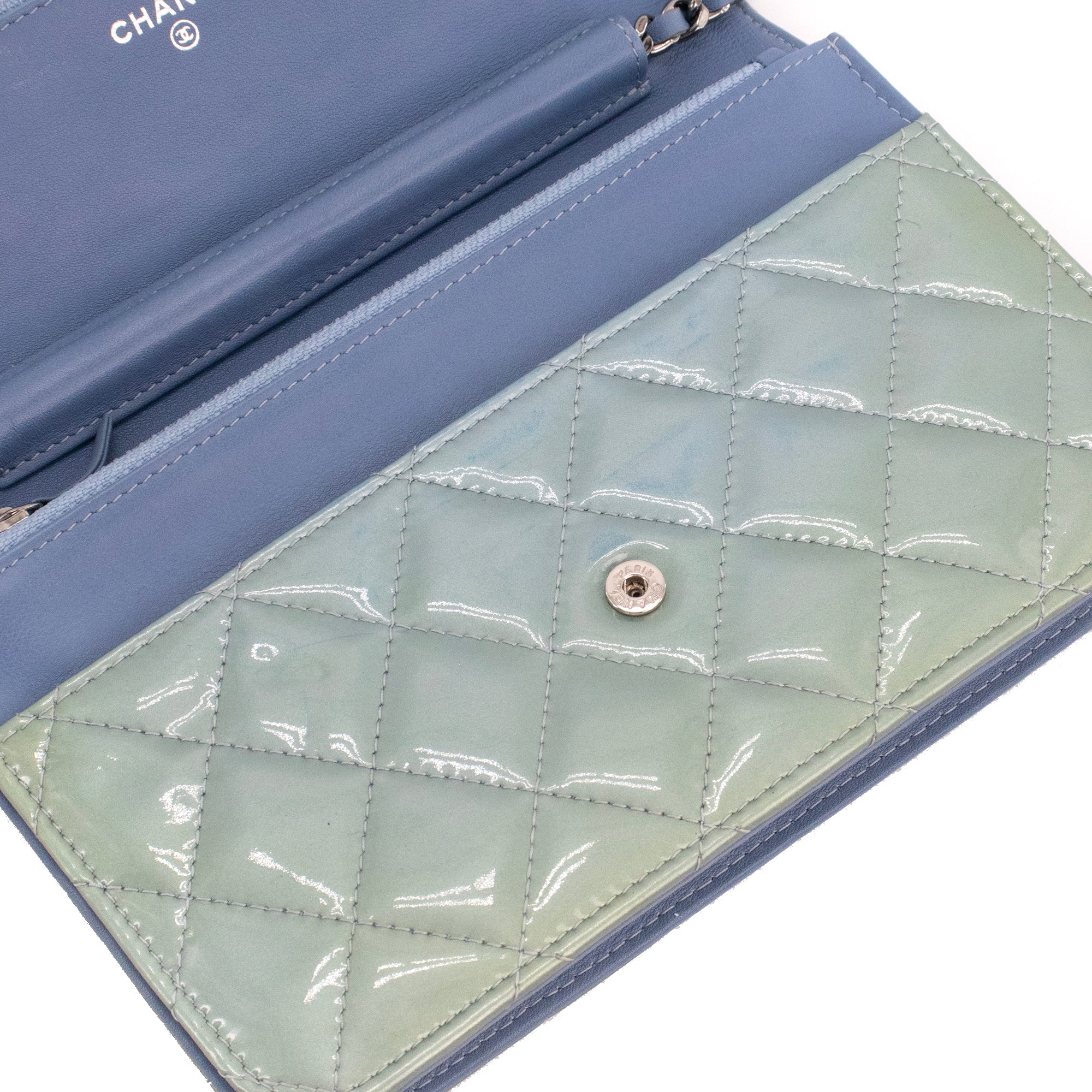 CHANEL - Sac à bandoulière Wallet On Chain Classique/Timeless Chanel en cuir verni vert gris
