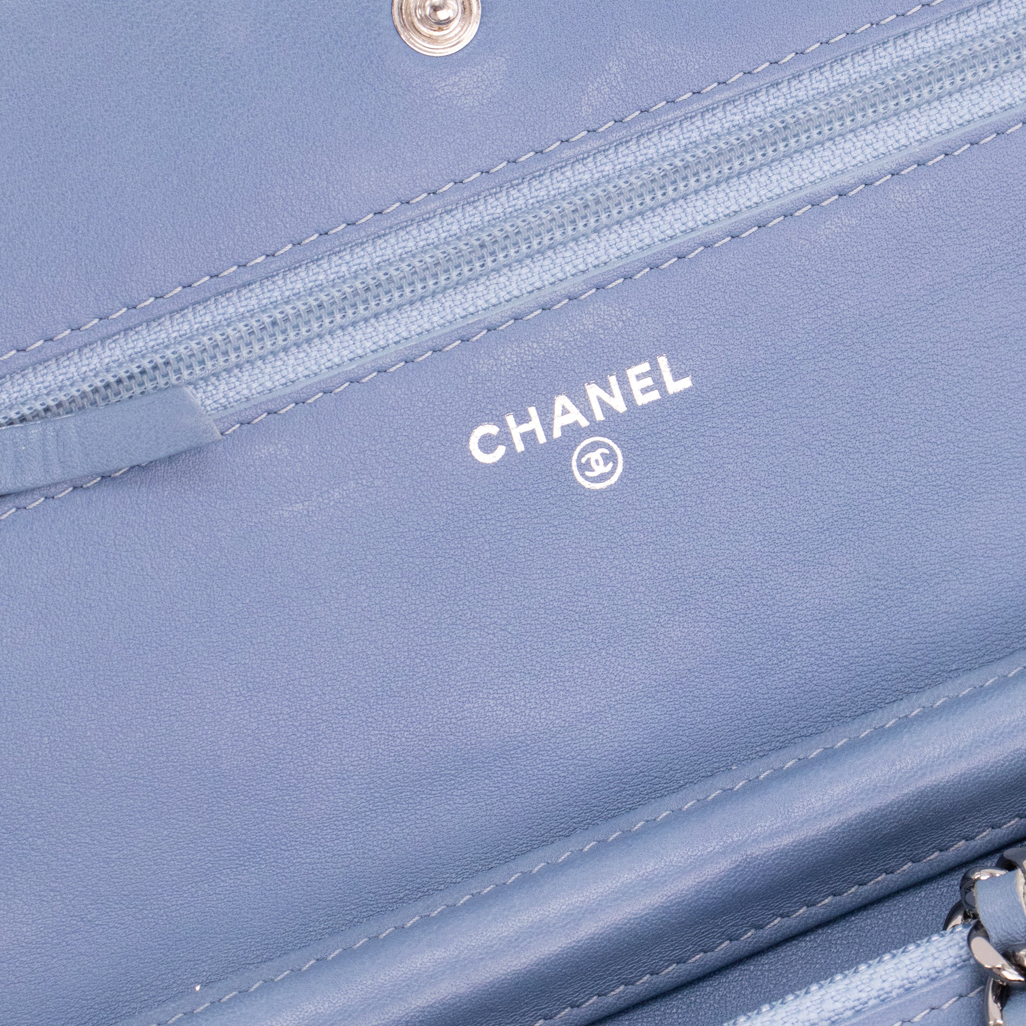 CHANEL - Sac à bandoulière Wallet On Chain Classique/Timeless Chanel en cuir verni vert gris