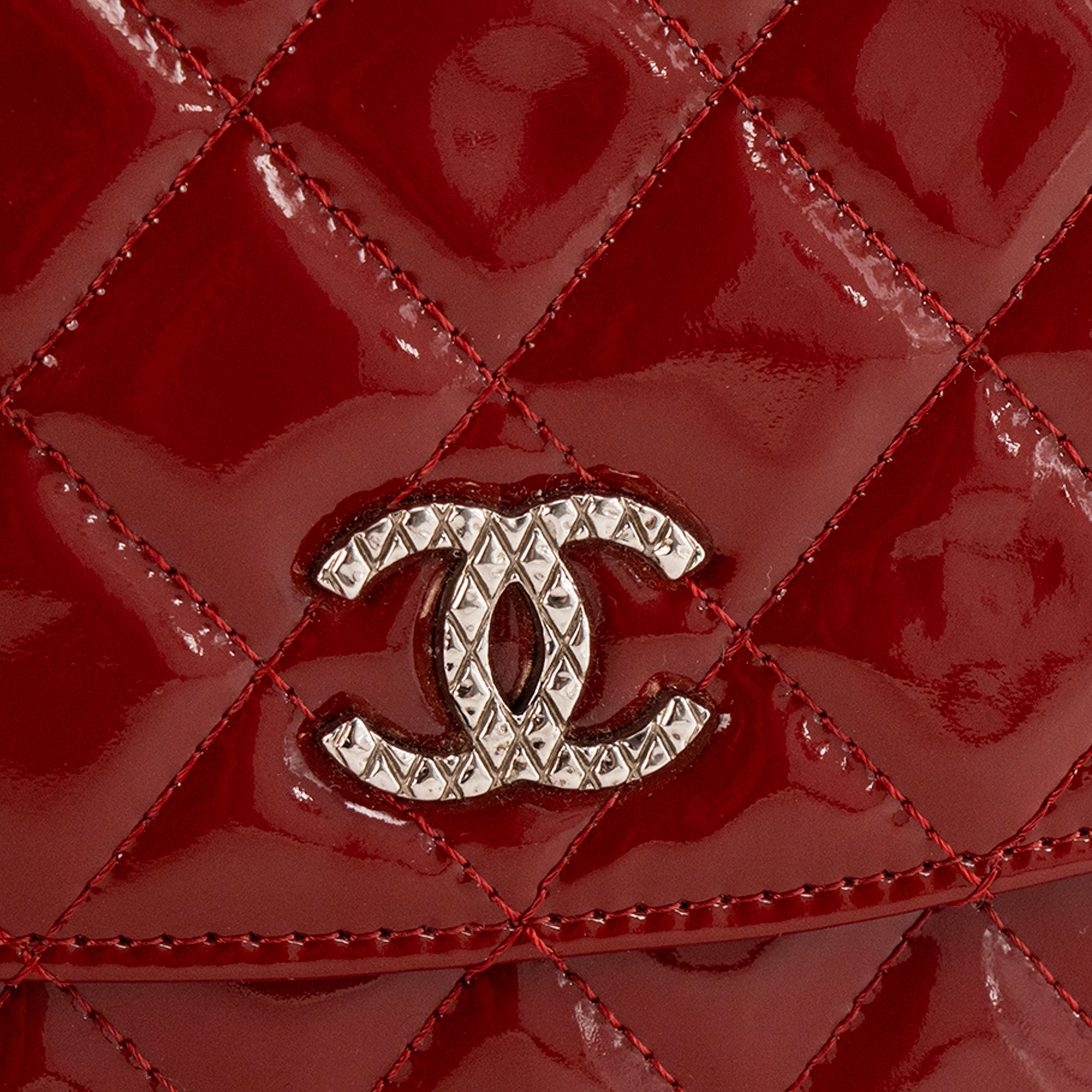CHANEL - Sac à bandoulière Wallet On Chain Classique/Timeless Chanel en cuir verni bordeaux
