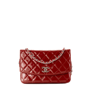 CHANEL - Sac à bandoulière Wallet On Chain Classique/Timeless Chanel en cuir verni bordeaux