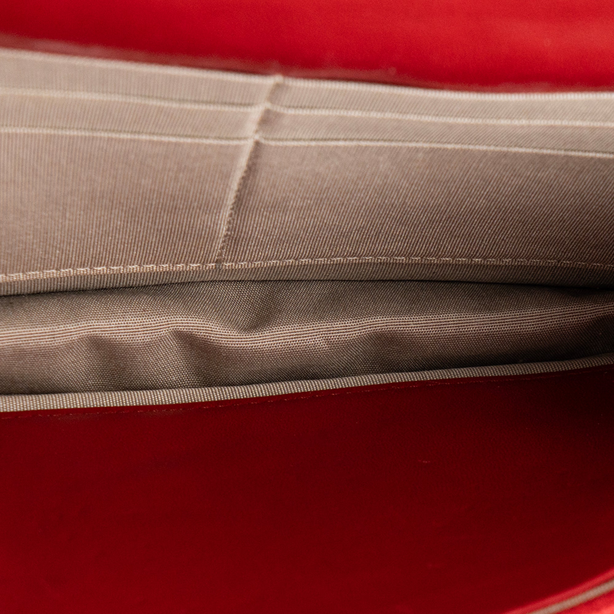 CHANEL - Sac à bandoulière Wallet On Chain Classique/Timeless Chanel en cuir verni bordeaux