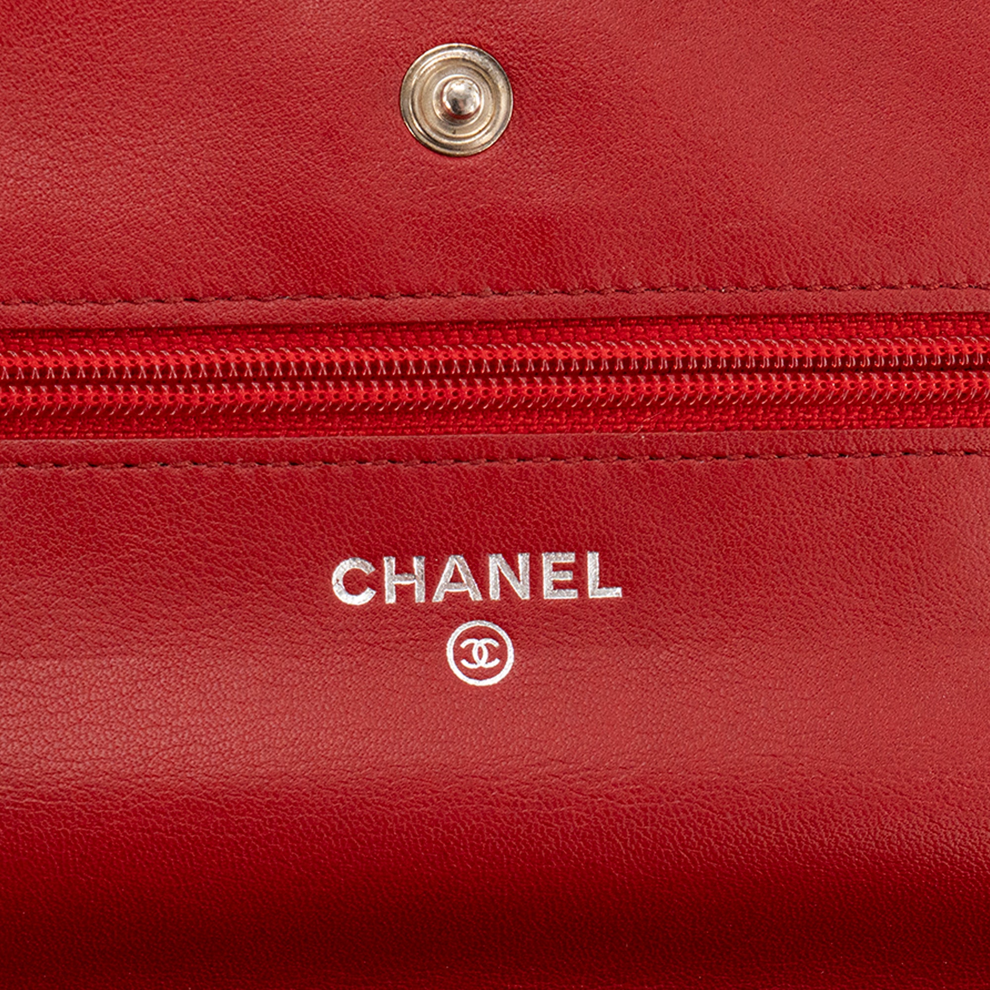 CHANEL - Sac à bandoulière Wallet On Chain Classique/Timeless Chanel en cuir verni bordeaux