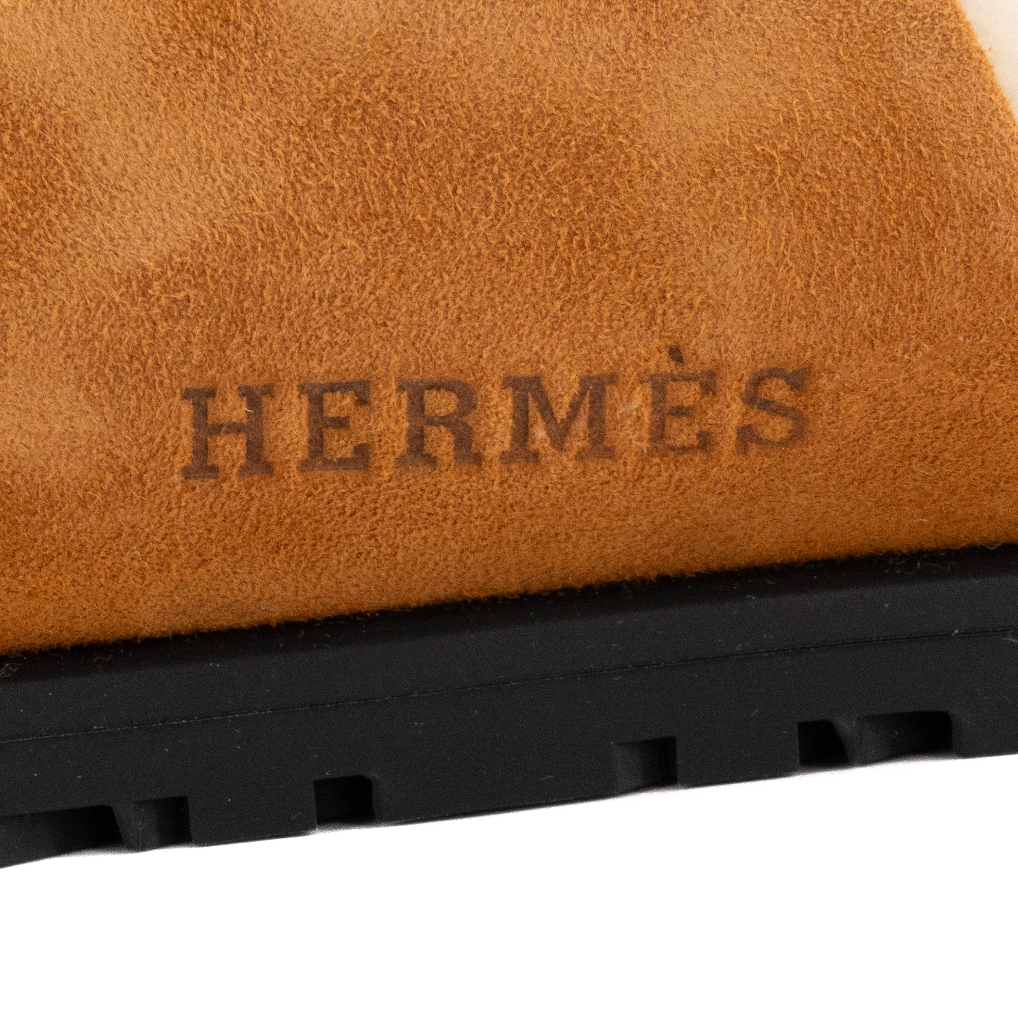 HERMÈS - Sandales Chypre Hermès en velours de chèvre marron et peau lainée beige (T44)