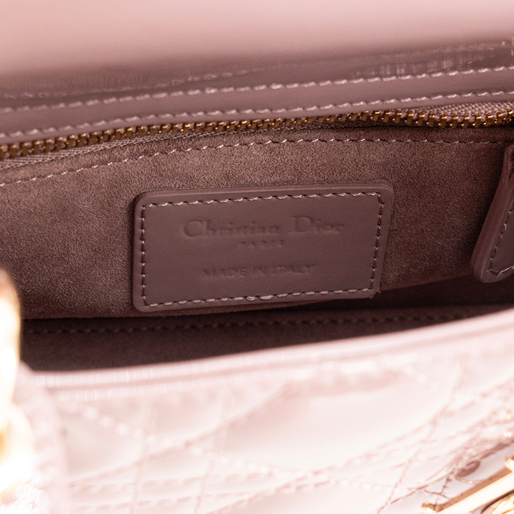 DIOR - Sac à bandoulière Lady Dior mini Dior en cuir verni violet