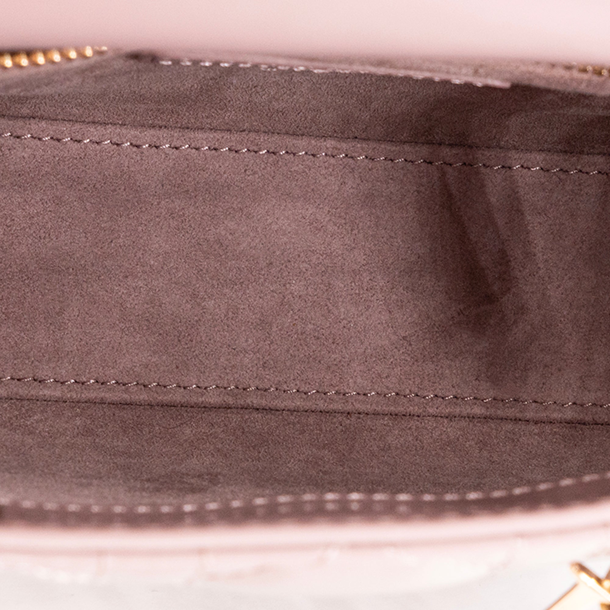 DIOR - Sac à bandoulière Lady Dior mini Dior en cuir verni violet