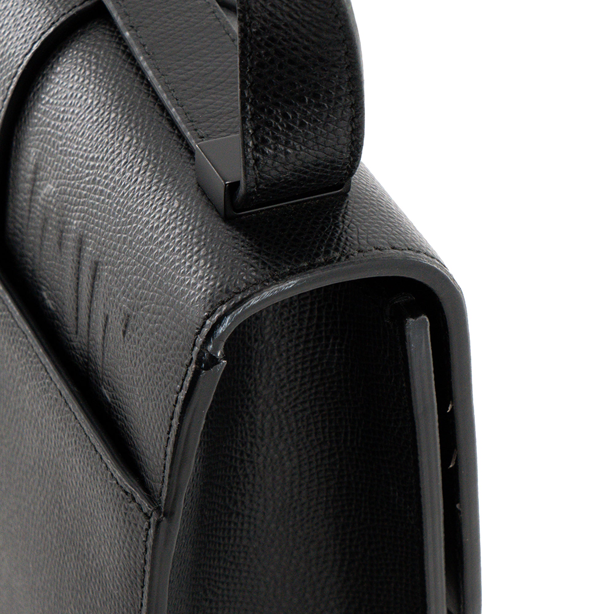 DIOR - Sac à bandoulière 30 Montaigne Dior en cuir grainé édition so black