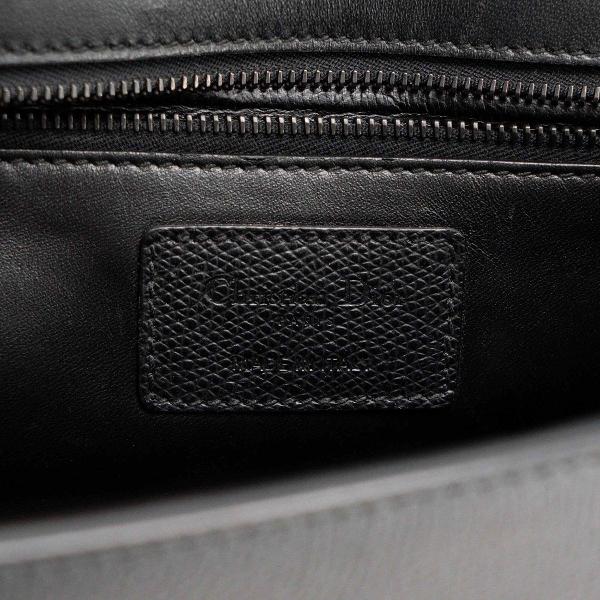 DIOR - Sac à bandoulière 30 Montaigne Dior en cuir grainé édition so black